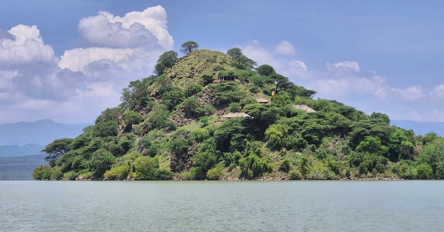 Stay, Relax and Unwind. Teddy Bear Camp is available to book through Airbnb or directly through the website www.teddybearbaringo.com See the links in bio.
#greatriftvalley #islandgetaway #islandlife #lakebaringo #adventuresinkenya