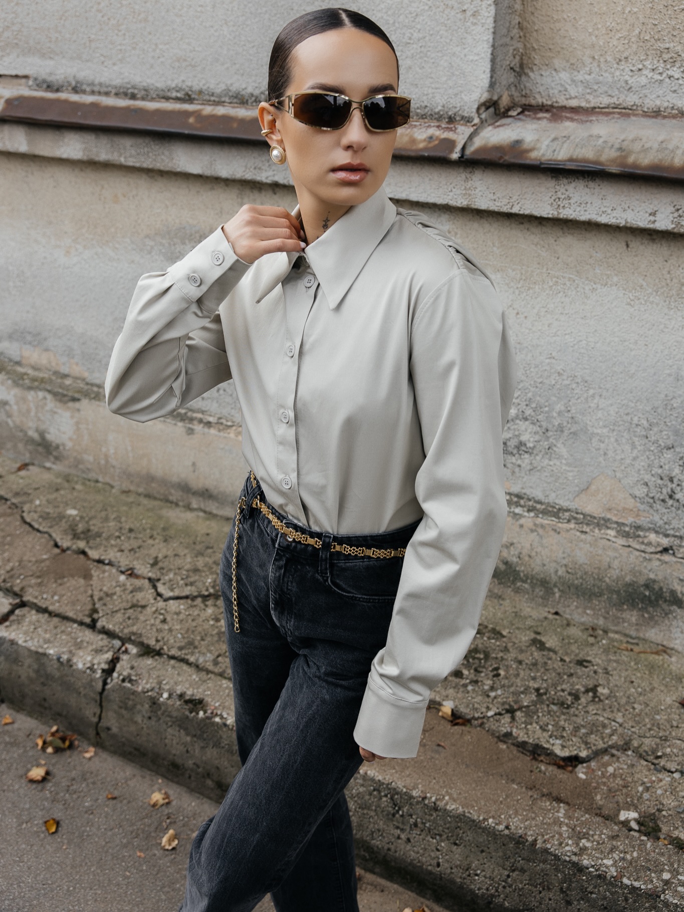 Tikrai ne kartą esu minėjusi, kad man patinka drabužiai su išskirtiniais akcentais, detalėmis. Dažnu atveju jie būna klasikinio kirpimo, kad būtų galimi vilkėti kasdien, bet turi cinkelį, kuris juos kasdienybėje padaro labiau matomus 🙂↔️
Vienas iš tokių kūrinių yra marškiniai FRAME. Klasikinis, vos padidintas marškinių modelis, kurio klasikinė lygi papetė virto raukiniais 🤫
Iš priekio - neįtartum nieko, tačiau pažvelgus į nugarą negali nepastebėti tokio paprasto, bet unikalaus konstrukcinio sprendimo 🙌
Stiliste: @stiliste.monika.janutiene
Fotografė: @sandra_jurgilaite
Modelis: @monikanorb