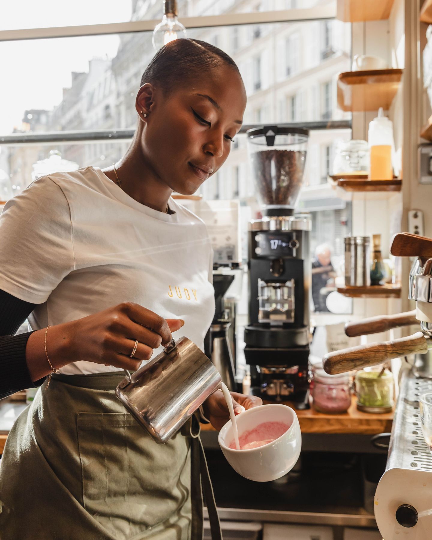 DAILY RITUAL 🌸
Nos naturopathic lattes sont des boissons à base de plantes, d’épices et de super ingrédients reconnus pour leurs bienfaits !
Rose latte apaisant, matcha riche en antioxydants, golden mylk anti-inflammatoire, … Chaque recette est pensée pour soutenir naturellement l’énergie, l’immunité ou bien encore la digestion.
Réconfortants, 100% sans gluten et préparés minute par nos super baristas. 😉
📸 @alicepages
#sansglutenparis #restaurantsansgluten #naturopathie #bienetre #goldenmilk #glutenfreeparis