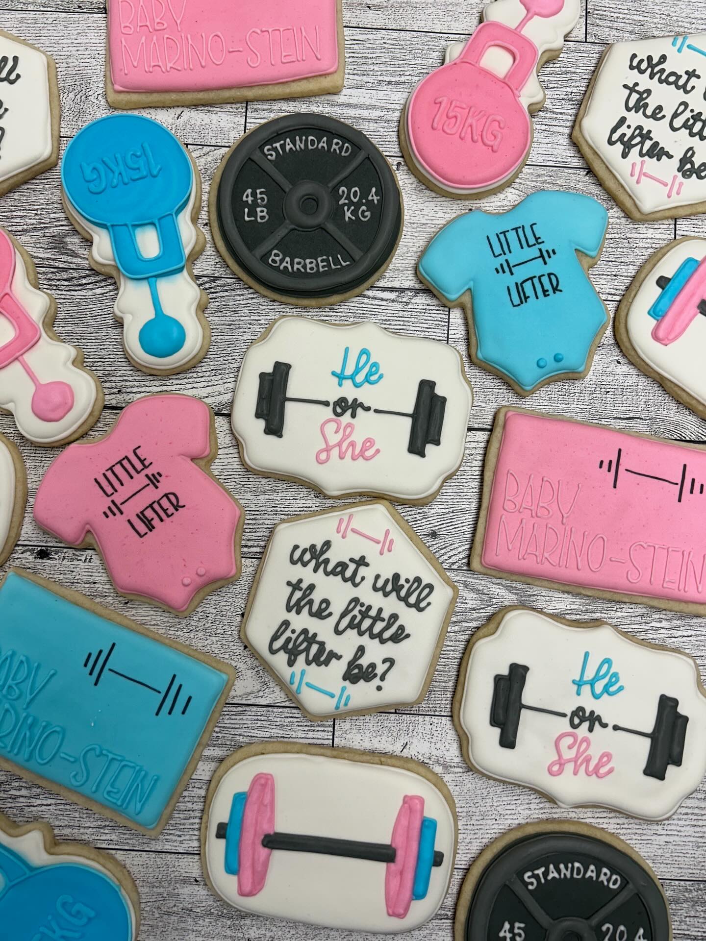 Eeeep! How CAUTE is this baby gender reveal set! Mom and Dad to be are powerlifters 🥰
#royalicingcookies #sugarcookies #littleliftertobe #babyrevealcookies