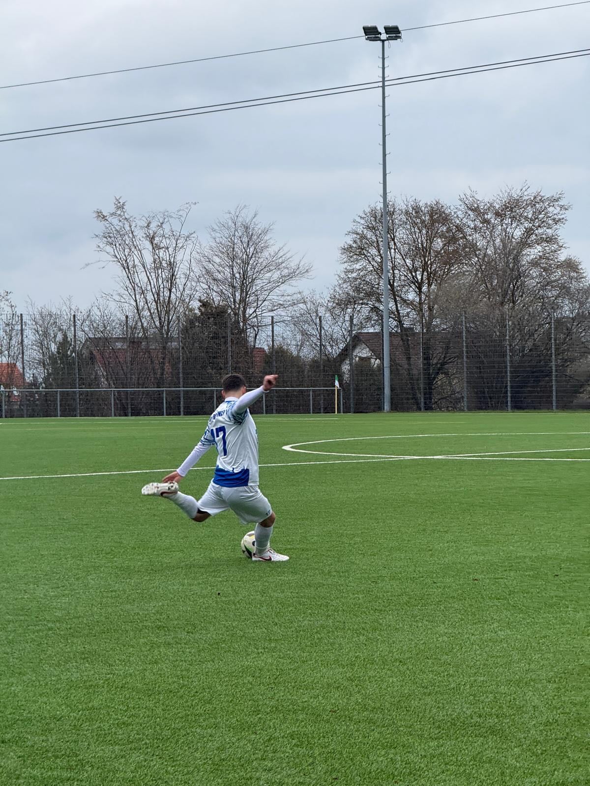 Sehr gutes Bezirksligaspiel auf Kunstrasen ⚽️
Wir konnten leider Ergebnistechnisch nicht ans vergangene Wochenende anknüpfen, die Leistung stimmte trotzdem! Das 1:0 von David Kleinfeld ein Beweis dafür. Überragend durchgespielt musste David am Ende nur noch reinschieben. Das war auch die Halbzeitführung.
Dotternhausen zeigte dann in der zweiten Halbzeit, warum sie oben mitspielen, es entwickelte sich ein sehr gut anzuschauendes Fußballspiel. Die Gastgeber konnten direkt nach der Halbzeit ausgleichen. Das 2:1 dann aber verdient, wir ließen dann das 2:2 liegen, postwendend folgte das 3:1.
Darauf lässt sich aufbauen! 🤝