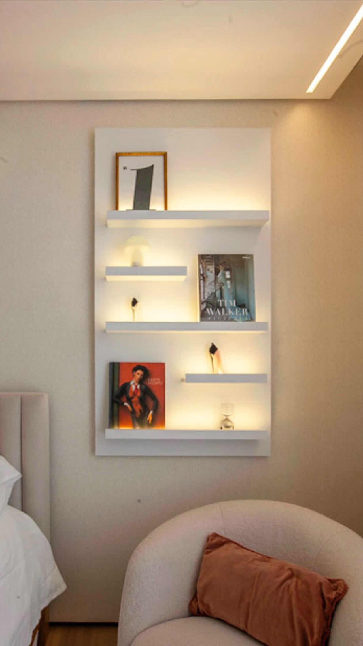 Parte 2 e 3 deste quarto de adolescente muito especial . Contemplando uma marcenaria feita sob medida para as demandas dela.
Painel com tv , expositor para os hobbies , poltrona gostosa para receber as amigas ou deixar a roupa de cama , bancada de estudos , carrinho para maquiagem, carrinho com gavetas para material escolar .
#designdeinteriores
#teenagerposts
#quartoadolescente
#marcenariamicheletto