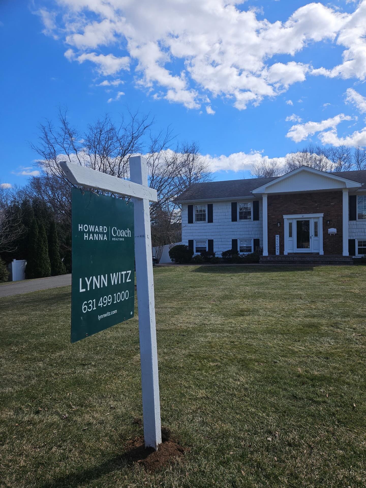 Signs up, deals ready! 🏡 Making sure your listing gets noticed, one yard at a time.
#RealEstateMarketing #SignInstallation #ListingReady #SoldStartsHere #RealEstateLife