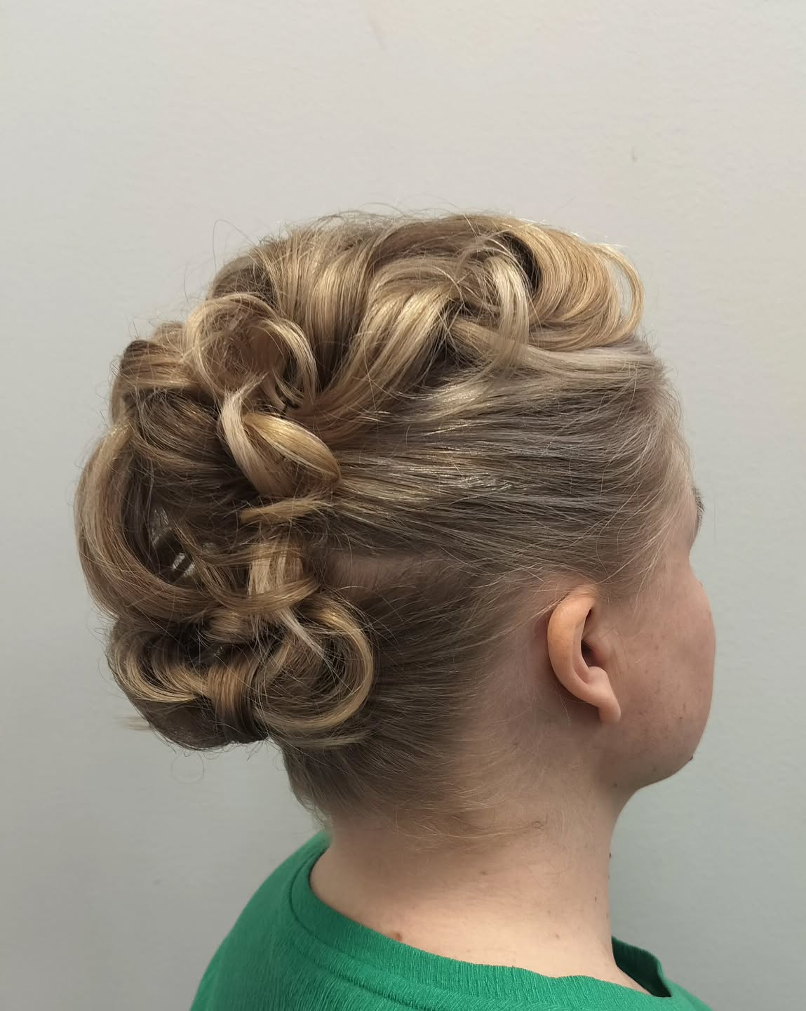 Kampaus @hiuksetannivee tekemänä.