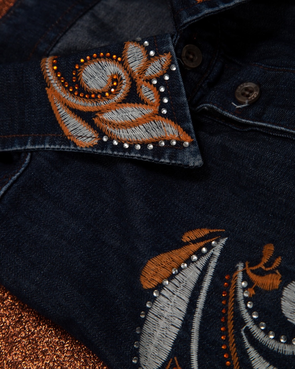 ✨Detalhes que encantam ✨ C O U N T R Y & C I A
A camisa regata jeans da Country & Cia traduz modernidade e delicadeza para o universo country. Confeccionada em jeans índigo, a peça oferece conforto e estilo na medida certa. O destaque fica por conta do bordado em duo de cores: laranja e branco, valorizando o design da peça.
REF: 3337 - Camisa Regata Denim Blue
#details #country #cowgirl