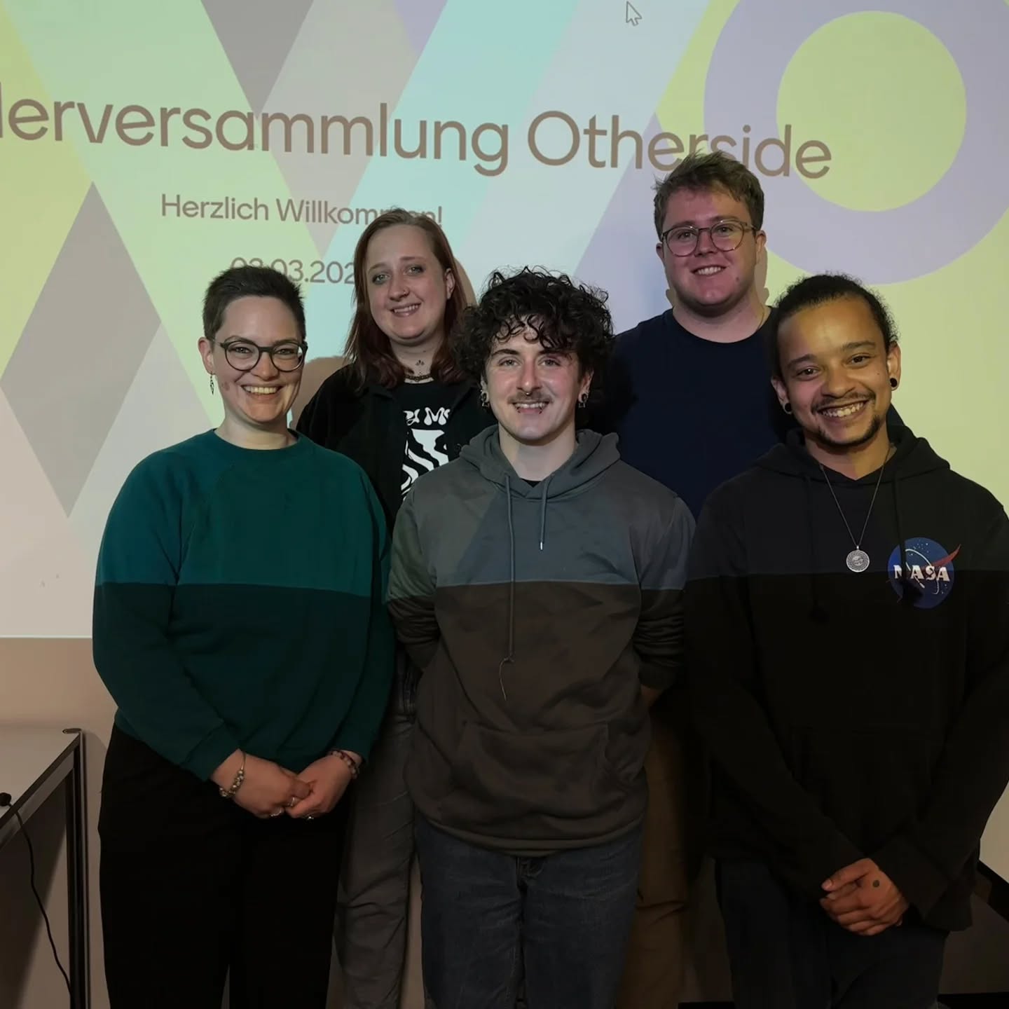 Werde Mitglied bei Otherside!
Um unsere Arbeit zu unterstützen kannst du jetzt Mitglied werden (Regulär 40.-, Wenigverdiener*in20.-/ 40.- regulär und Gönner*in 100.- ).
Mit deinem Beitrag ermöglichst Du unserem Verein...
...regelmässige Treffs
...verschiedene Anlässe
...Netzwerkarbeit mit weiteren Vereinen und Organisationen
...Aufklärung
...Vereinssitzungen
...ein unterstützendes Netzwerk
...Medienarbeit (über Social Media, per Mail, über unsere Webseite und vieles mehr)
...Kooperationen
...und du kannst bei der Mitgliederversammlung mitentscheiden, Inputs und Ideen einbringen und deine Fragen stellen.
Damit unser Verein wachsen und sich weiter entwickeln kann, freuen wir uns über jedes weitere Mitglied!
Werde jetzt hier Mitglied:
https://www.otherside-lgbtq.ch/aktiv-werden