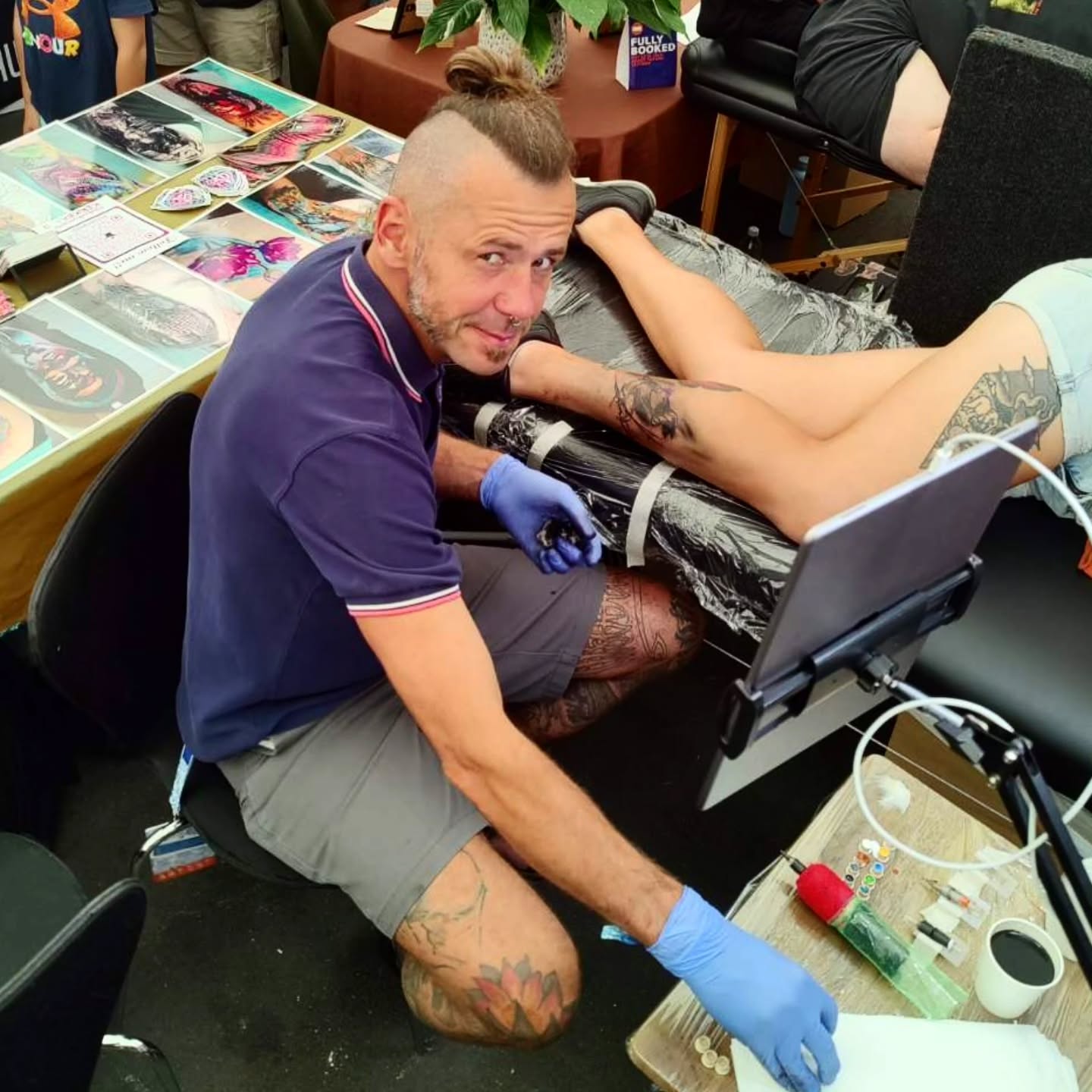 Day one at @roots_auckland . Fun day with amazing people. Did these two cute Tūi birds for lovely clients.
Wooop looking forward to day 2. See you tomorrow!