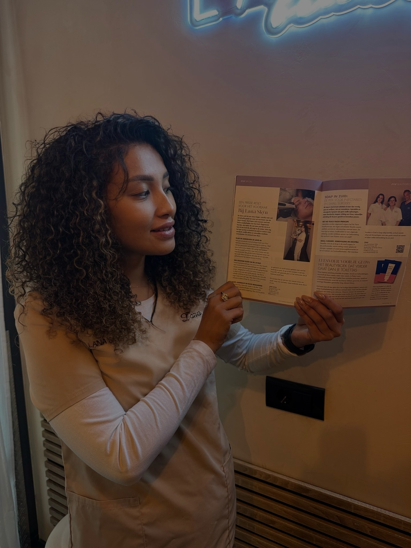 We are proud to share that Lana Skyn has been featured once again in ZoZ Magazine, a beautiful publication from Amsterdam that highlights inspiring local businesses and entrepreneurs. Being included in this magazine means a lot to our team and reflects the growth of our clinic and community.
ZoZ Magazine focuses on the stories behind businesses in Amsterdam, and we feel honored that Lana Skyn continues to be part of that story. It is always special to see our work and passion represented in print.
In this edition, the magazine shares more about our clinic, our treatments, and the vision behind Lana Skyn. Our goal has always been to create a place where advanced treatments meet personal care and real results. Every client who walks through our doors becomes part of that journey.
Seeing Solange Mariah holding the magazine in the clinic is a reminder of how far we have come and how much we have grown as a team. Moments like this are not only exciting but also motivating for everything we want to achieve next.
We are grateful to be part of the Amsterdam community and proud to represent the beauty and aesthetics industry in this neighborhood. Features like this inspire us to keep improving, innovating, and delivering the best experience for our clients.
A big thank you to ZoZ Magazine for the feature and for supporting local businesses. And of course, thank you to our amazing clients who make this possible every day.
This is only the beginning. ✨