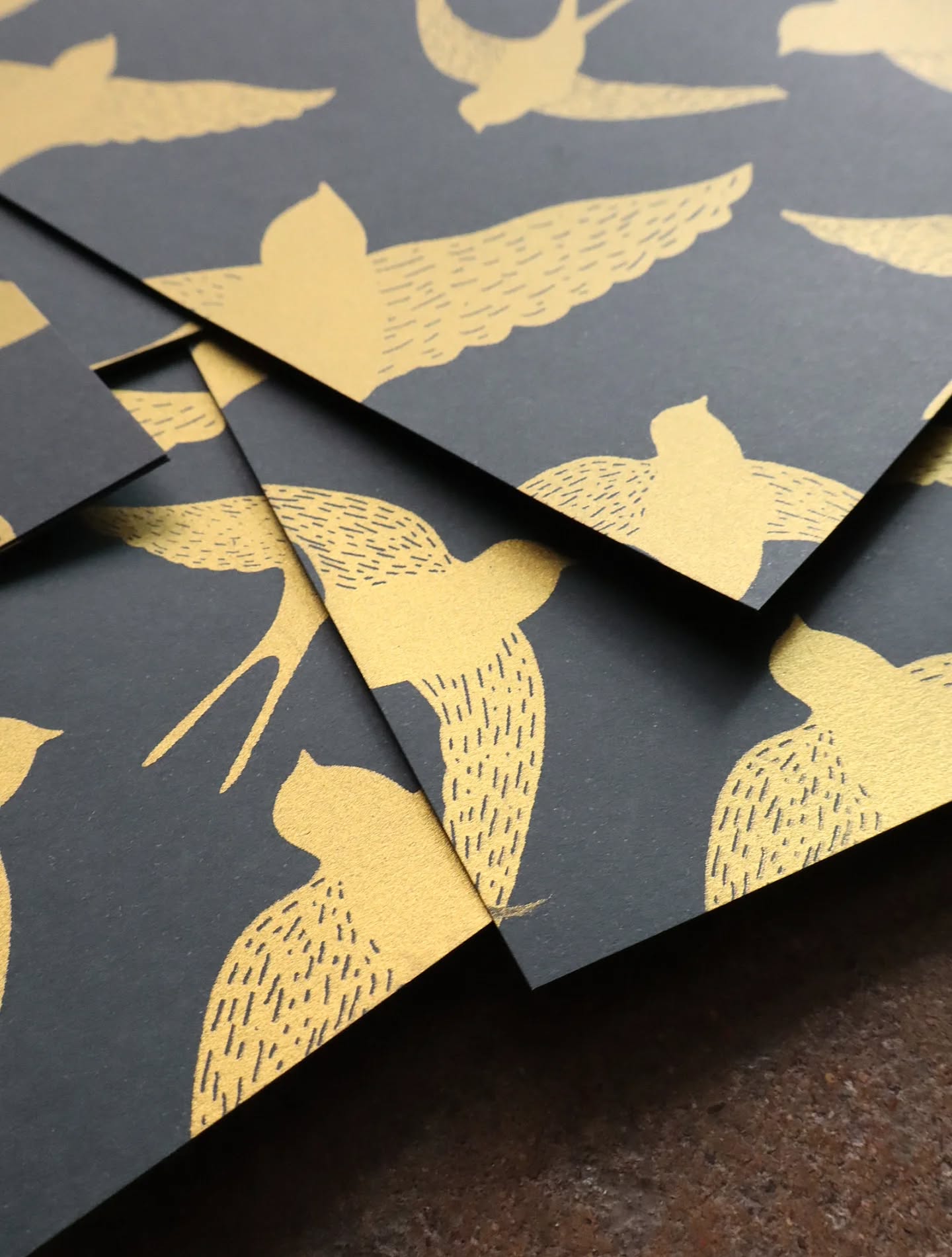 La sérigraphie de nos couvertures hirondelles dorées !
Le rendu, la texture, l'intensité des couleurs est dingue.
.
.
.
#poussiereredesrues #serigraphie #screenprinting