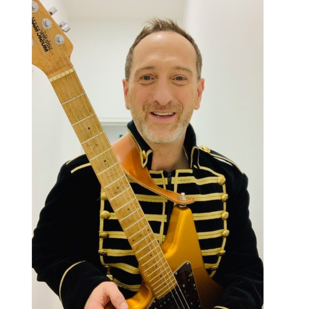 🎸🎼 Découvrez @benoitnoeppel, le directeur musical et compositeur de la musique originale du spectacle 2025 "Qui veut la peau du Pulitzer ?" de l'atelier de comédie musicale LCO.
Pour avoir la chance de participer à un projet 100% original jamais joué auparavant, venez nous rencontrer lors d'un cours d'essai gratuit les lundis 16 et 23 septembre 2024
Inscription obligatoire aux cours d'essai via le lien en bio ⬆️