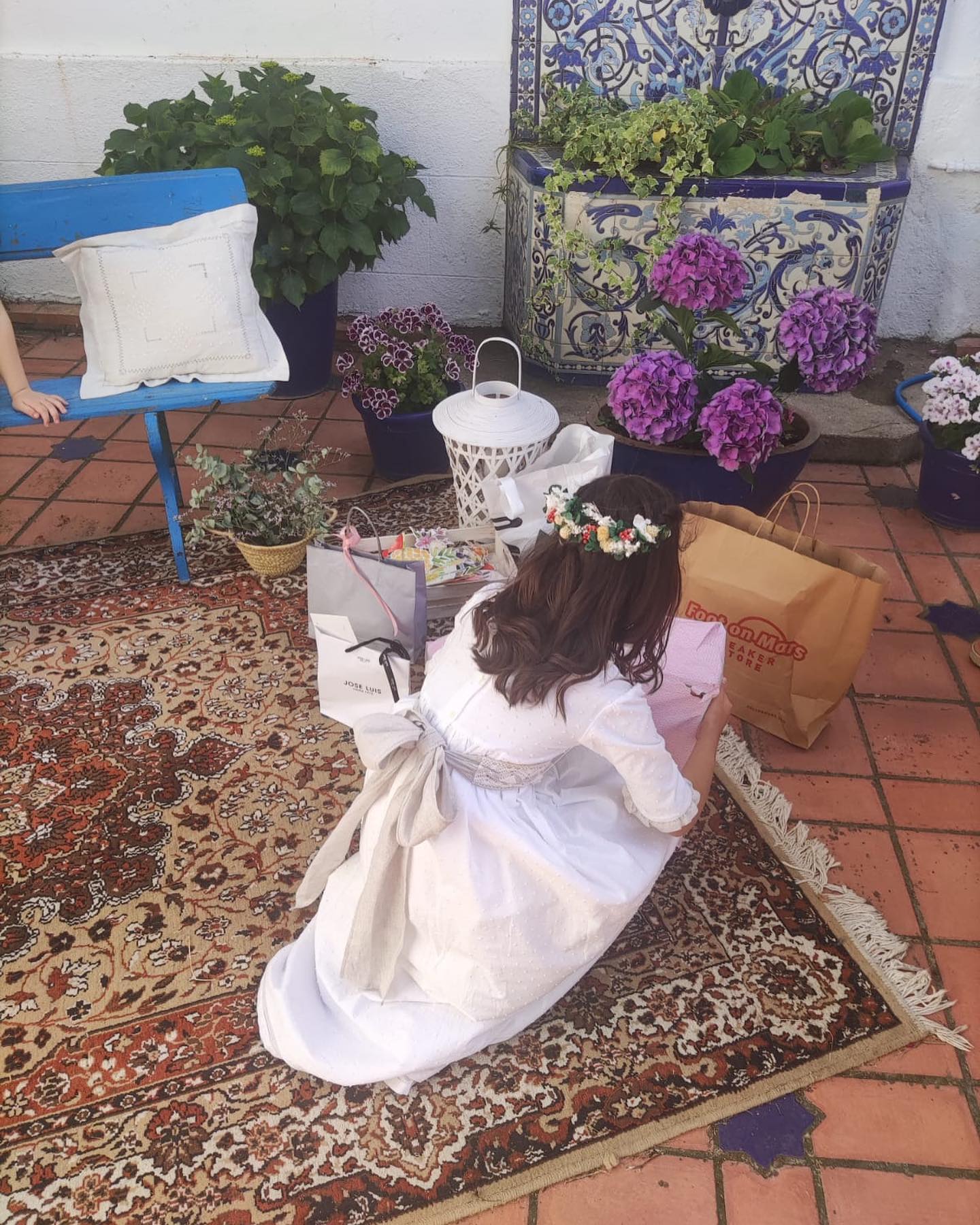 Gran día, la comunión de nuestra pequeña Jimena. Gracias a tod@s los que nos acompañasteis, un día inolvidable.
Gracias @azu__fuentenebro por hacer realidad lo que veníamos hace tiempo dándole vueltas. Las mesas quedaron tal y como había imaginado. ❤️
🍡 @cateringlosalisos.
🎧 @carlaarosado_
💐 @azu__fuentenebro
Decoración y organización @anamoyano7 @m_rg_14 @juliarg_22
📸 @nataliagarciacrespo