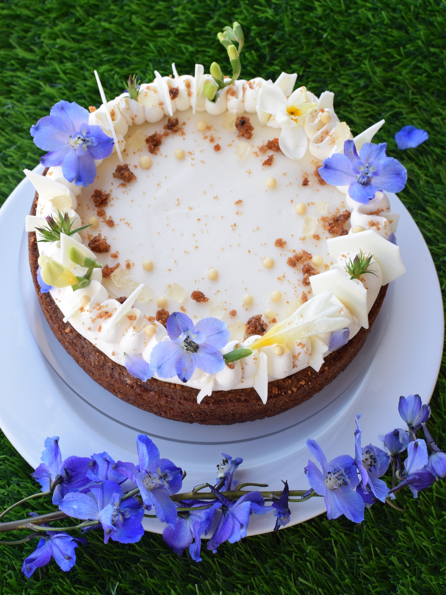 🌼 EASTER MENU 🌼 We have a delicious selection of beautiful spring desserts for your Easter celebrations. Ordering is now open through March 28 🍰 Menu includes Carrot Cake, Passion Fruit Pie, Mini Egg Cookie Cake, Lemon Curd Cookie Sandwiches, Cinnamon Sugar Donuts & more! There will not be a Pop Up this day so placing an order is the only way to reserve desserts. (link to order in bio or on website)