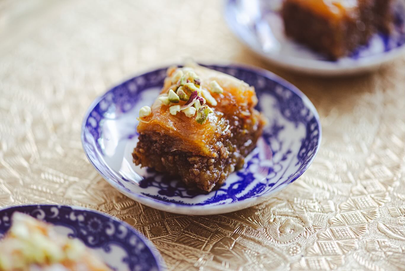 Fragant Citrus Baklava
Juji's Signature
Walnoot, pistache en specerijen, een friszoete siroop van honing, bloedsinaasappel, saffraan, rozenwater en specerijen
