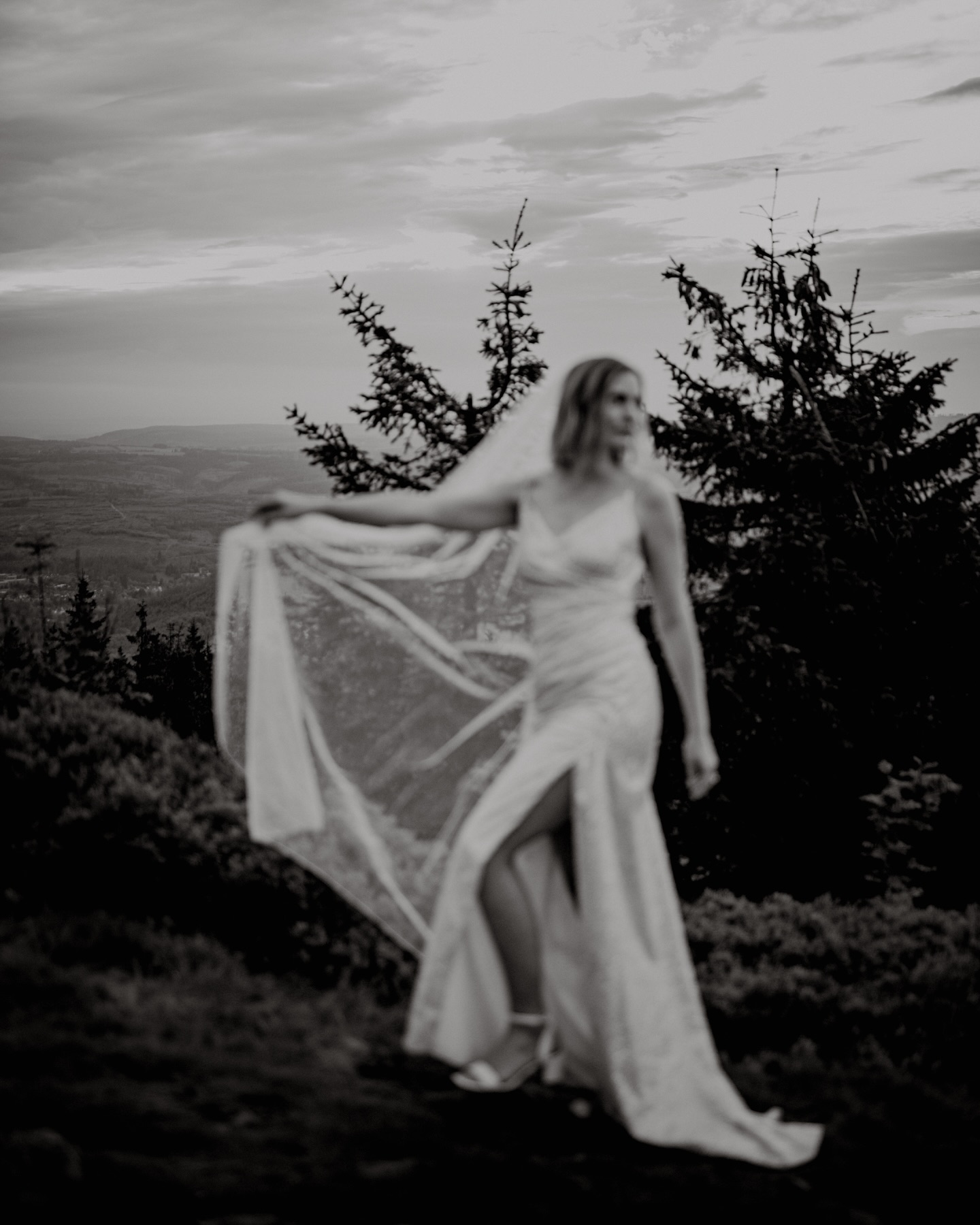 Neue Orte bringen oft eine ganz besondere Stimmung mit sich und genau diese Atmosphäre macht After Wedding Shootings so schön: ohne Zeitdruck, ohne festen Ablauf, einfach noch einmal gemeinsam unterwegs sein.
An diesem Abend war der Himmel zunächst schwer und bewölkt. Doch für einen kurzen Moment riss er noch einmal auf und plötzlich lag dieses weiche Licht über dem Tal. 🥹
Dieses After Wedding Shooting ist an einem Wochenende im Harz entstanden, voller Austausch, Inspiration und kreativer Zeit mit anderen Fotografinnen.
@softgoldenpictures @jana.geschwentner_fotografie