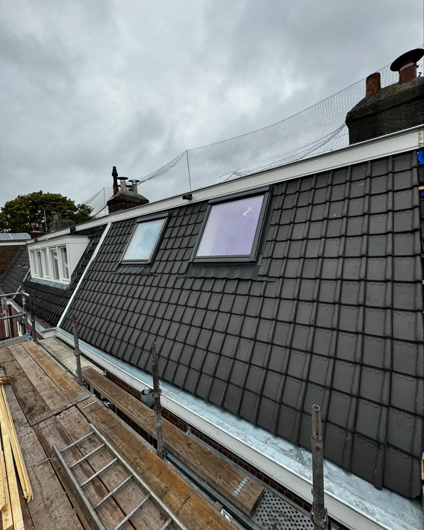 Haarlem | Pannendak
Dit dak hebben we voorzien van nieuwe pannen, folie, boeidelen en de goot.