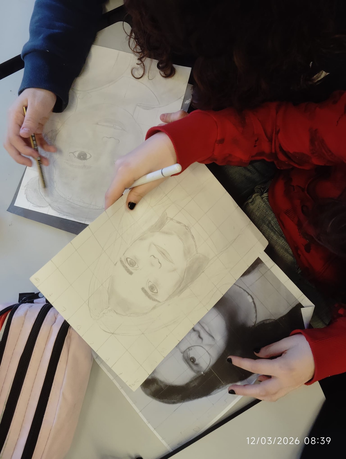 Avui us compartim alguns autoretrats a llapis realitzats per l'alumnat de 3r d’#ESO a l’assignatura d’Educació Visual i Plàstica ✏️
En aquest projecte, els nois i noies han observat amb atenció les seves pròpies faccions i han treballat aspectes com la proporció del rostre, el traç, la llum i les ombres. El repte era mirar-se amb calma i transformar aquesta observació en dibuix 🪞
Cada autoretrat és diferent, perquè cada mirada també ho és. Més enllà del resultat final, aquest exercici ens ajuda a desenvolupar la capacitat d’observar, la paciència i l’expressió personal 🌟
Enhorabona a tots els i les artistes per la feina feta! 👏