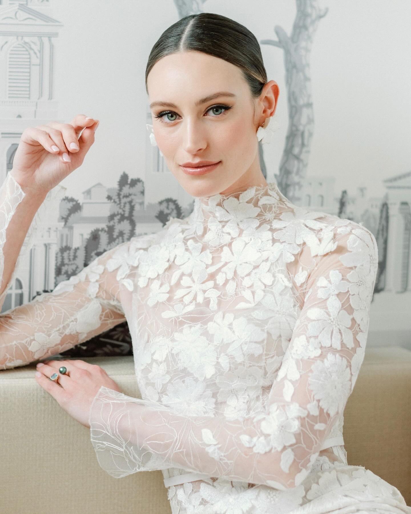 Sophisticated beauty ✨ Fresh skin, natural tones, soft eye makeup, and sleek hair to complete an elegant look.
Artistic direction and organization @cadoretstudios
Photography & videography @cadoretstudios
Couture wedding gowns @mirazwillinger
Hair & makeup artist @jiyoungyangbeauty
Wedding stationery design @ginkgo_calligraphy
Floral design @ateliermimozaparis
Couple: @louannelorphelinoff + Victor
Location: @grandhoteldupalaisroyal
#jiyoungyangbeauty #bridalmakeuphair #sleekhair #parismakeupandhair #pariswedding #elegant