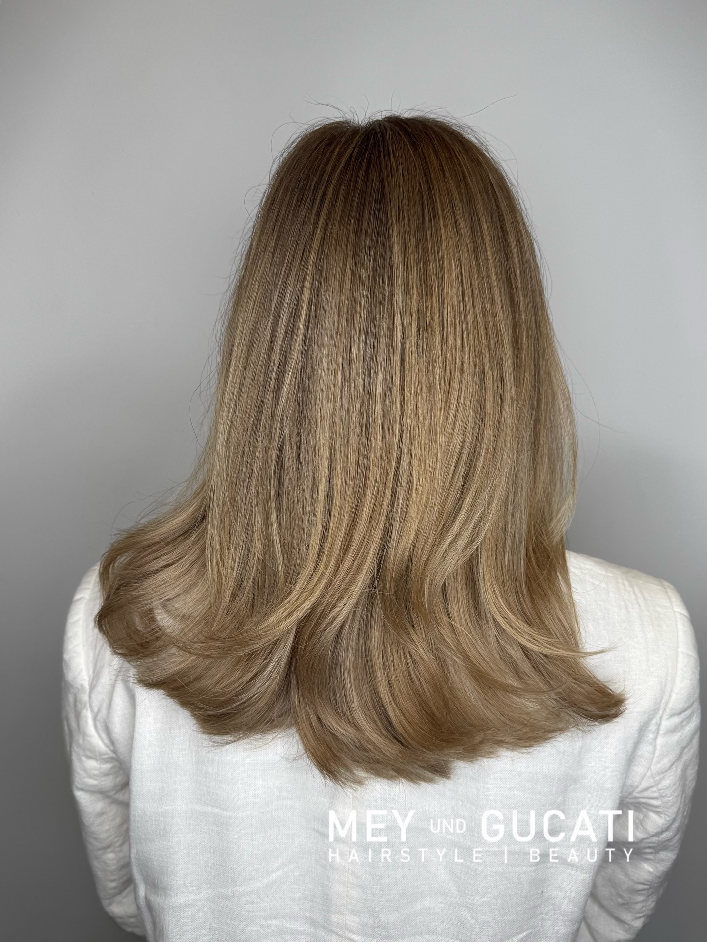 Sandblond mit einer leichten Stufe im unteren Bereich 🌾 #beigeblond #beigeblonde #highlights #glossing #strähnen