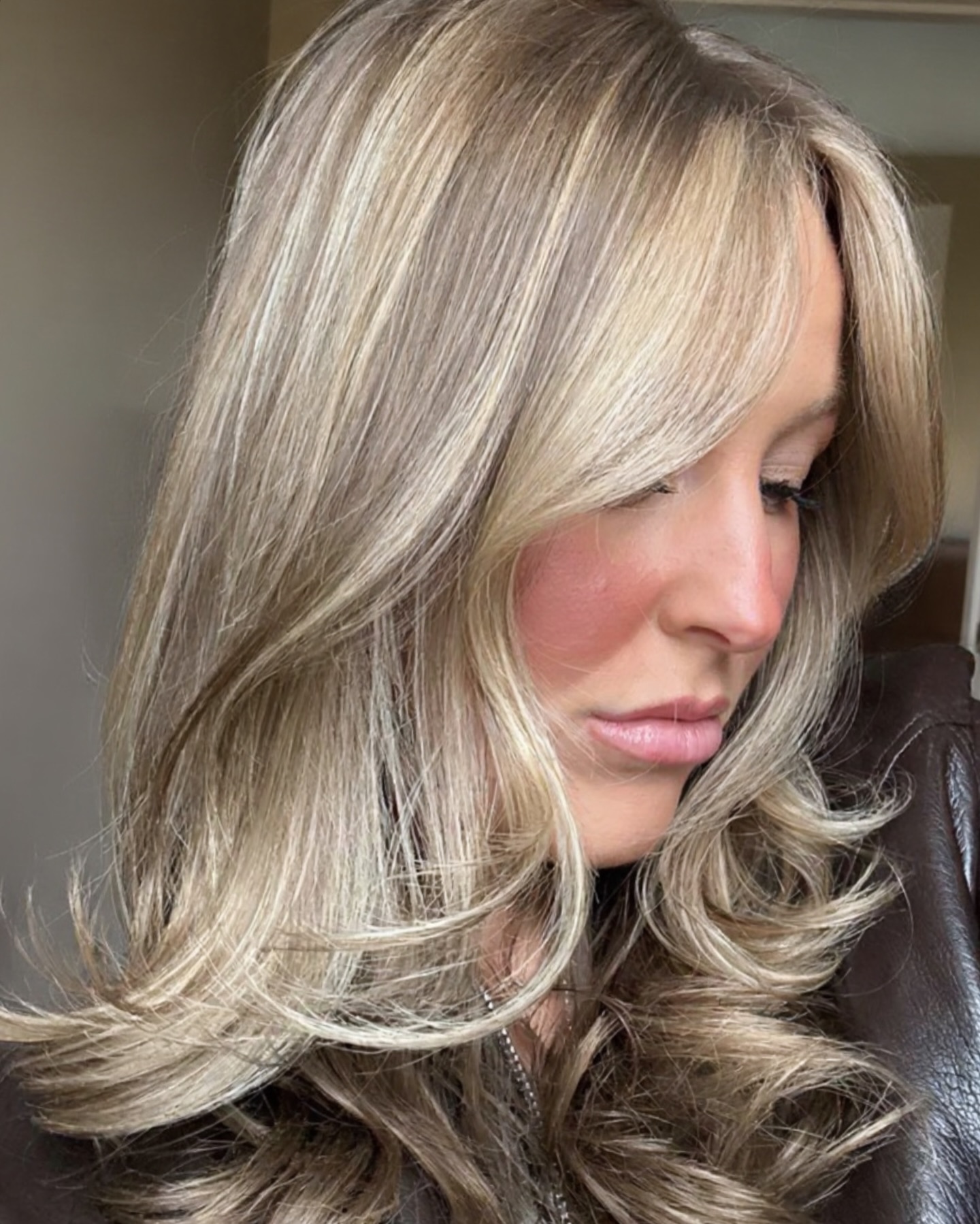 Lived-in blonde
Soft dimension, low maintenance, and effortlessly beautiful.
The perfect refresh for the spring season.
Book your appointment now
Call or text 617-472-1344
Aria Salon & Spa