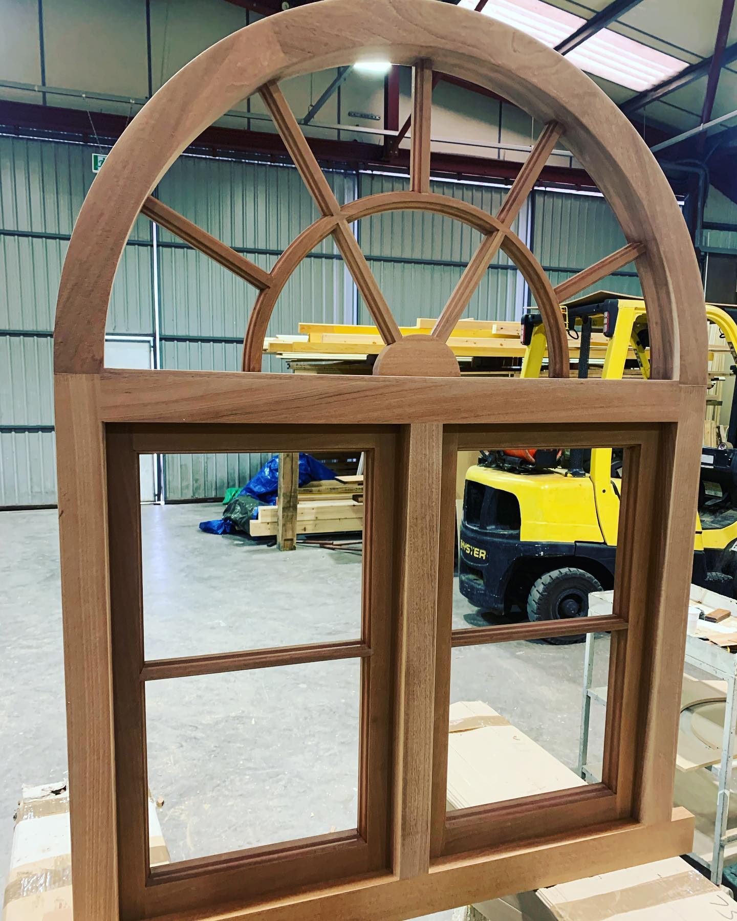 Lambs tongue curved window ✅ #curvedwork #bespokejoinery #madetomeasure #hardwoods #craftmanship #onthetools