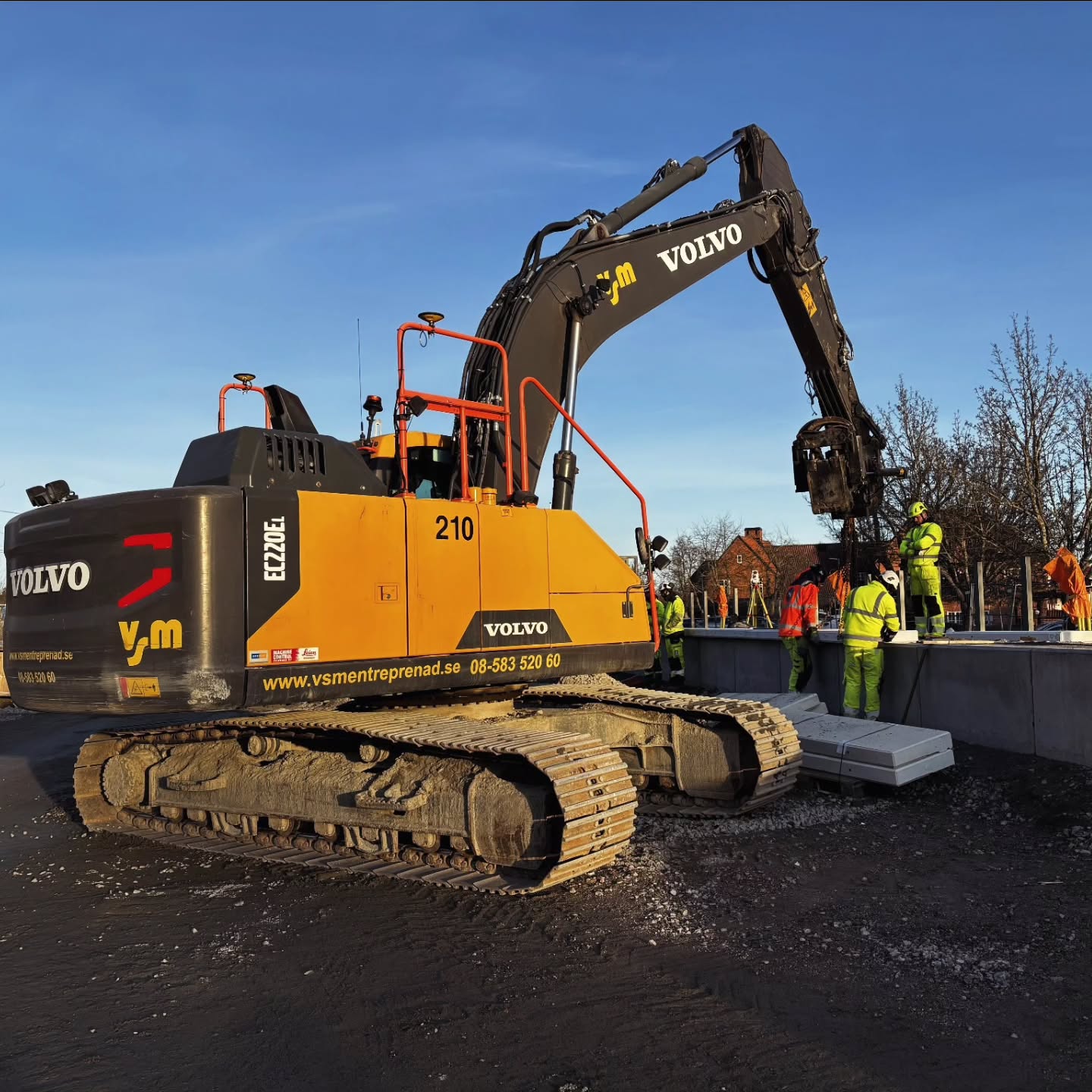 Maskinkraft och lagarbete i perfekt samspel.
När maskiner, skickliga förare och ett starkt team möts händer det saker. Här jobbar gänget metodiskt vidare steg för steg.
#vsm #bgab #entreprenad #volvo #teamwork