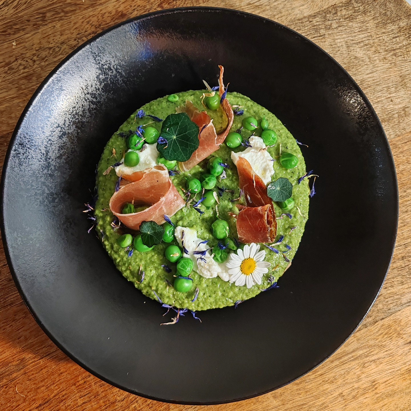 Pour bien commencer 💚
Velouté de petits pois et menthe / ricotta / speck / fleurs de bleuets / micro-pousses de capucines
#foodcolors #foodlovers #foodstagram
#foodblogger #foodartists #foodspring
#cuisineart #cuisineartist #cuisine #art
#bistronomie #starter #entree #foodies
#chefathome #faitmaison #pea #foods