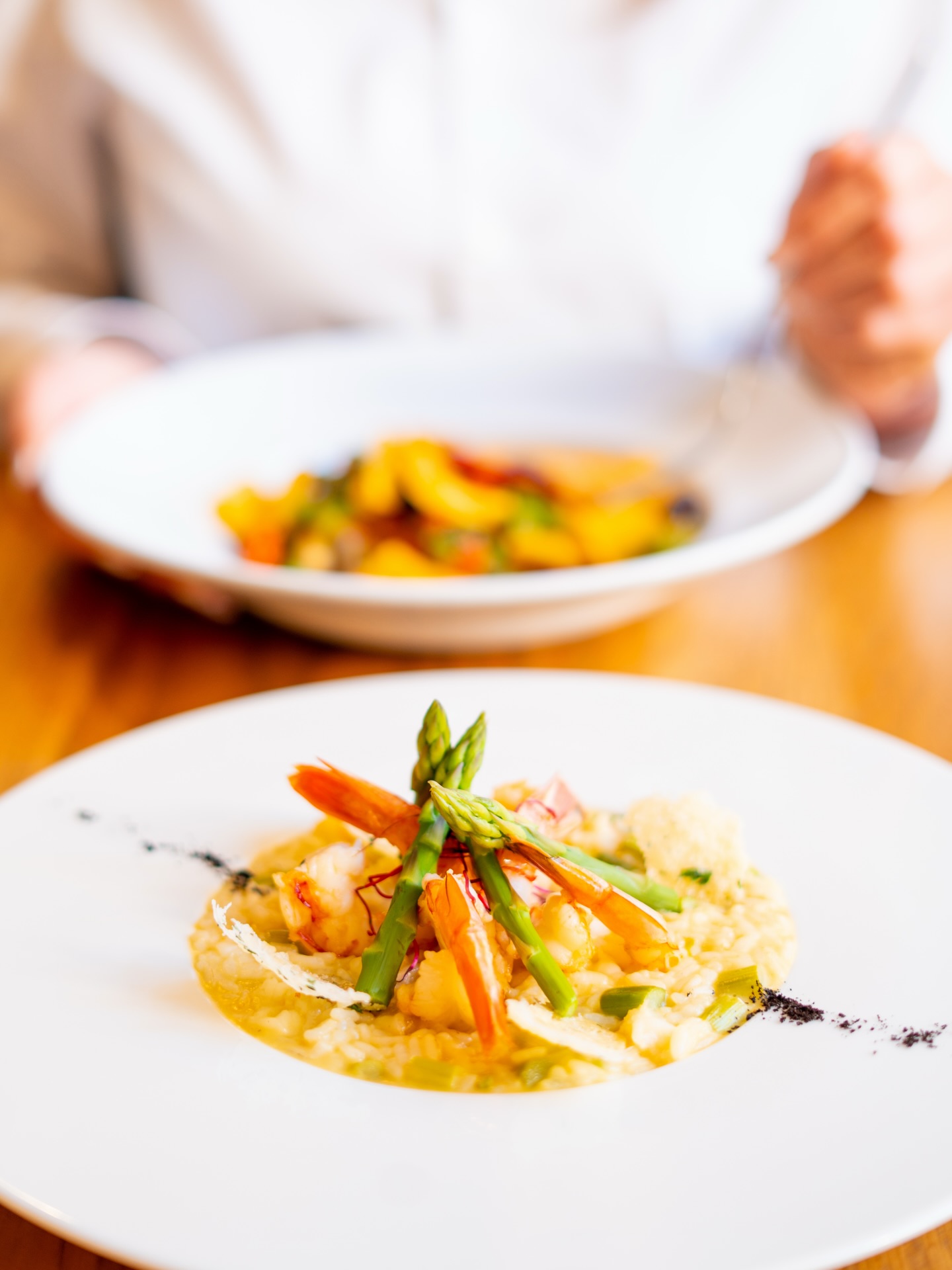 Creamy risotto, juicy shrimp, fresh asparagus. Simple Italian perfection. 🍤🌿