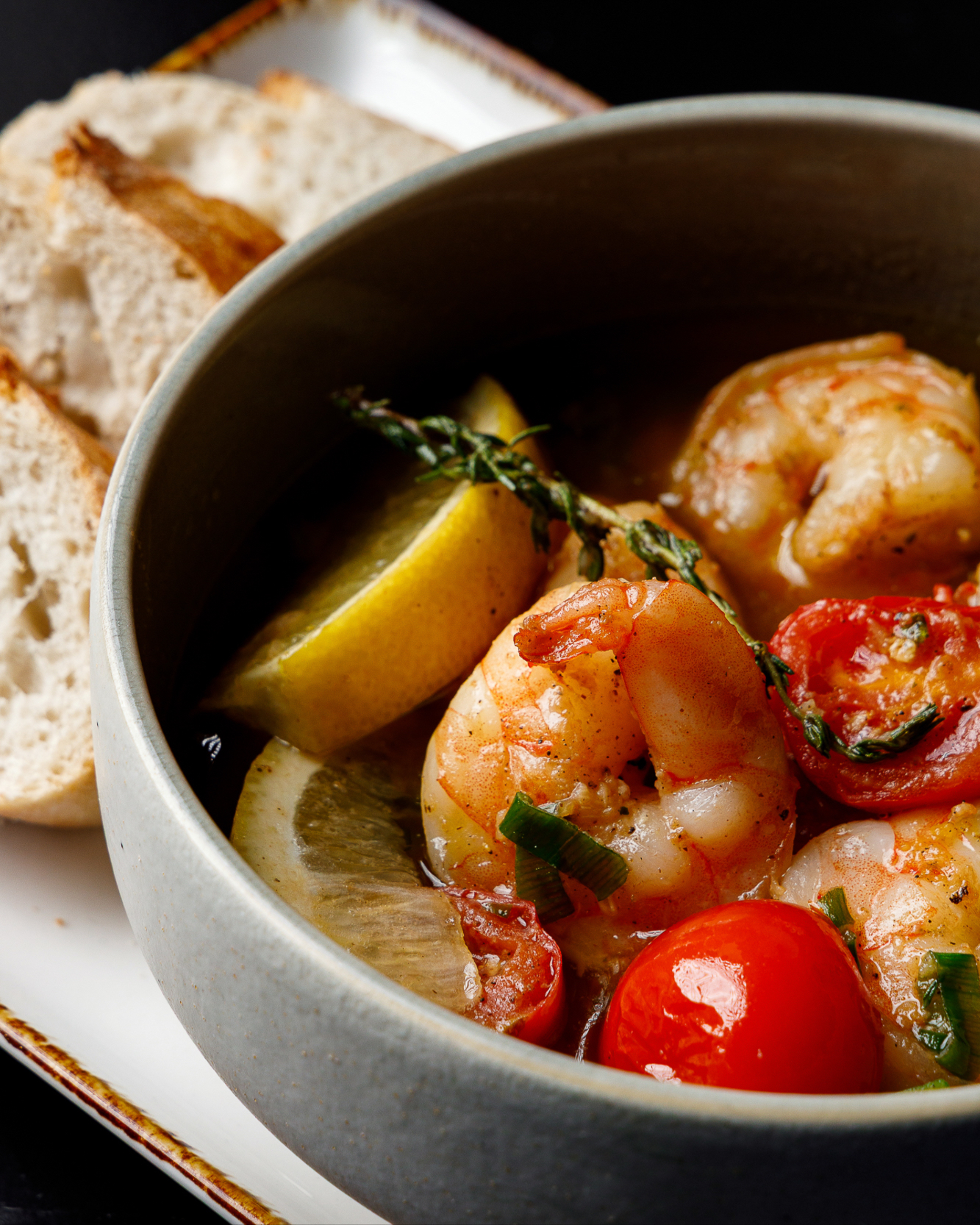 Ein Glas Wein, gute Gesellschaft und mitten auf dem Tisch das Garnelenpfännchen – dampfend, aromatisch, mit frischen Kräutern, Zitrone und knusprigem Baguette. Genau so funktioniert Genuss im Ludwigs: teilen, probieren, anstoßen.
Denn manchmal sind die besten Abende die, bei denen jeder einfach zugreift.
#ludwigskarlsruhe #50jahreludwigs #karlsruheisst #toshare #garnelenliebe #genussmomente #ludwigsstyle