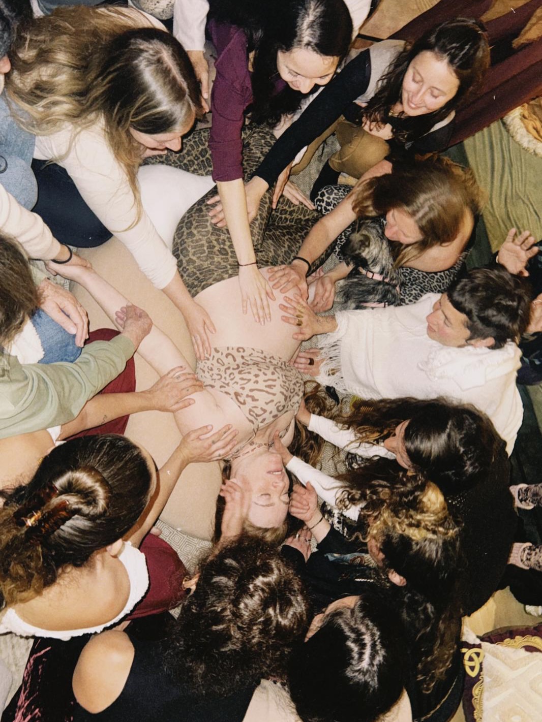 לפני כמה ימים זכיתי לחוות טקס מעגל לידה
בהנחיה ותמיכה של שבט נשות הרפואה והאחיות המדהימות שהתברכתי בהם בחיי ♥️
אני צריכה את הנשים שמסביבי,
כדי לעזור לנשמה כלכך גדולה בגוף כלכך קטנטן להגיע דרך הרחם שלי לאדמה… והרגשתי עטופה ומוחזקת, פגיעה ורגישה לנוכח האהבה בכמות מאוד גבוהה שקיבלתי.
אמא שלי ואחות שלי שהיו אמורות להגיע ללידה מארה״ב כנראה לא יגיעו עד שהמלחמה תסתיים, אך הן ליוו אותנו באהבתן גם דרך הזום חוצה היבשות.
הנכחנו את השושלת הנשית של כל אחת ואחת מאיתנו,
נתנו מקום למסע והמורכבות מול הנשיות, מול אמהות, מול אלו שבהיריון, מול אלו שמנסות להכנס להריון ולא מצליחות, מול אלו שחוות הפלות כואבות, מול אלו שמזמנות ורוצות זוגיות, מול אלו שבשאלות ולא יודעות עדיין… להכל יש מקום בטקס החיים…
טקס עמוק וטוב מזמין אותנו להתבונן מבעד למה שפשוט קורה,
לקדש ולהתקדש מול כנפי הרוח וזרימת החיים,
לחבק באהבה את כל השיעורים ולהתבונן על כל המימדים, הרבדים, הנגלים והנסתרים של המציאות הזו.
בטקס הקשבנו לשיר של הנשמה שמגיעה, לכל נשמה יש את השיר שלה, שיר שמזכיר לה את הייעוד, והדרך, את המסע שהיא הגיעה לעבור כאן… ושרנו אותו ביחד עבור הנשמה שבדרך, עבור רגעי השיכחה, החגיגה, ההזכרות והחיבור לנשמה, זה טקס שמגיע מהשבטים והמסורת העתיקות🔮✨
קשרנו את יד ימין בחבל אדום מארג נשים, התפללנו, בירכנו, העמקנו,
כמות הדמעות שירדה ממני הרגישה כמו ברכה של מים מלאי רגש
וכל חלק ותא בתוכי מתרגש ומלא ביראת כבוד
לקראת השלב הבא של החיים שעתיד להפתח ולהתגלות
ממש בקרוב 🌹♥️
התפללנו וביקשנו לברך כל אישה איפה שהיא נמצאת במסע חייה מול הנושאים שנוגעים בה, קידשנו כל שלב בתהליך המופלא הזה של הנשיות שלנו, גם כשלעתים יש שם חוסר וודאות, חוסר בהירות, פחד, ספק, אי וודאות או כאב…
היה שלב שסיסטר אהובה אמרה לי:
הגוף שלך יודע ללדת, תסמכי עליו,
ומכאן זה שיתוף פעולה מלא שלך עם אלוהים.
ואולי הכל בעצם זה שיתוף פעולה עם הבריאה,
ועלינו רק לראות ולהעריך
ולהודות על השיעורים שבדרך✨🤍