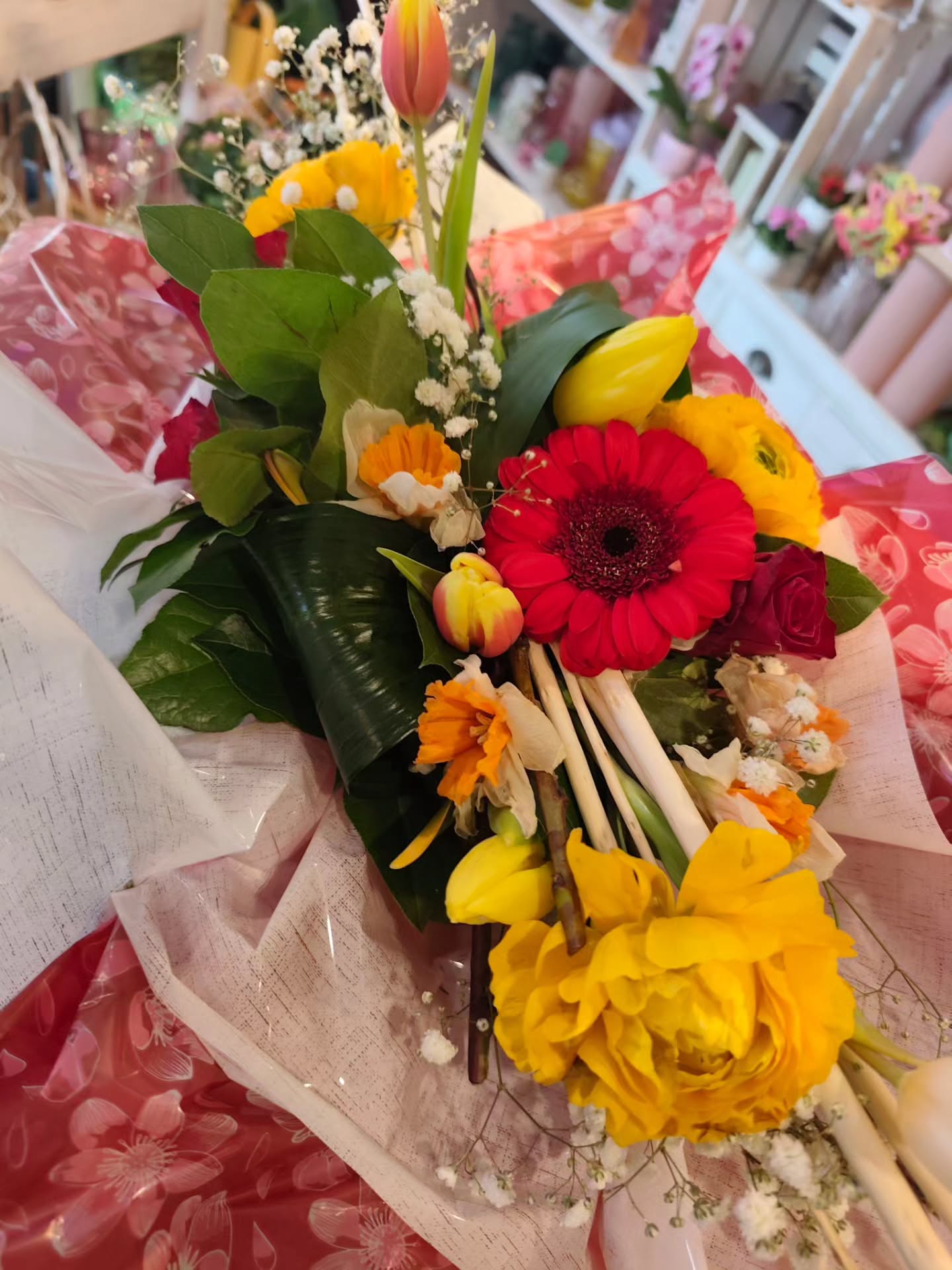 🍀Apprendre la technique du bouquet rond vous intéresse ?
Et si on poussait le bouchon un peu plus loin?
Venez réaliser votre propre bouquet structure horizontal !
De la prépa des fleurs à la bulle d'eau, la vrille n'aura plus de secret pour vous ! 🪻
Le lundi 16-03 est complet
Le vendredi 20-03 est complet
Il reste 5 places le vendredi 27-03 à 19h10
Pensez aussi à utiliser votre bon cadeau atelier si vous en avez reçu un 💐
Atelier 38€, environ 1h15, 14ans minimum car cours technique
Rdv en mp pour pour inscrire !!!
🌷🌷🌷🌷🌷🌷🌷🌷🌷🌷🌷🌷
#fleuriste
#lachapelledelatour
#fleurs
#artisanfleuriste
#atelierfloral