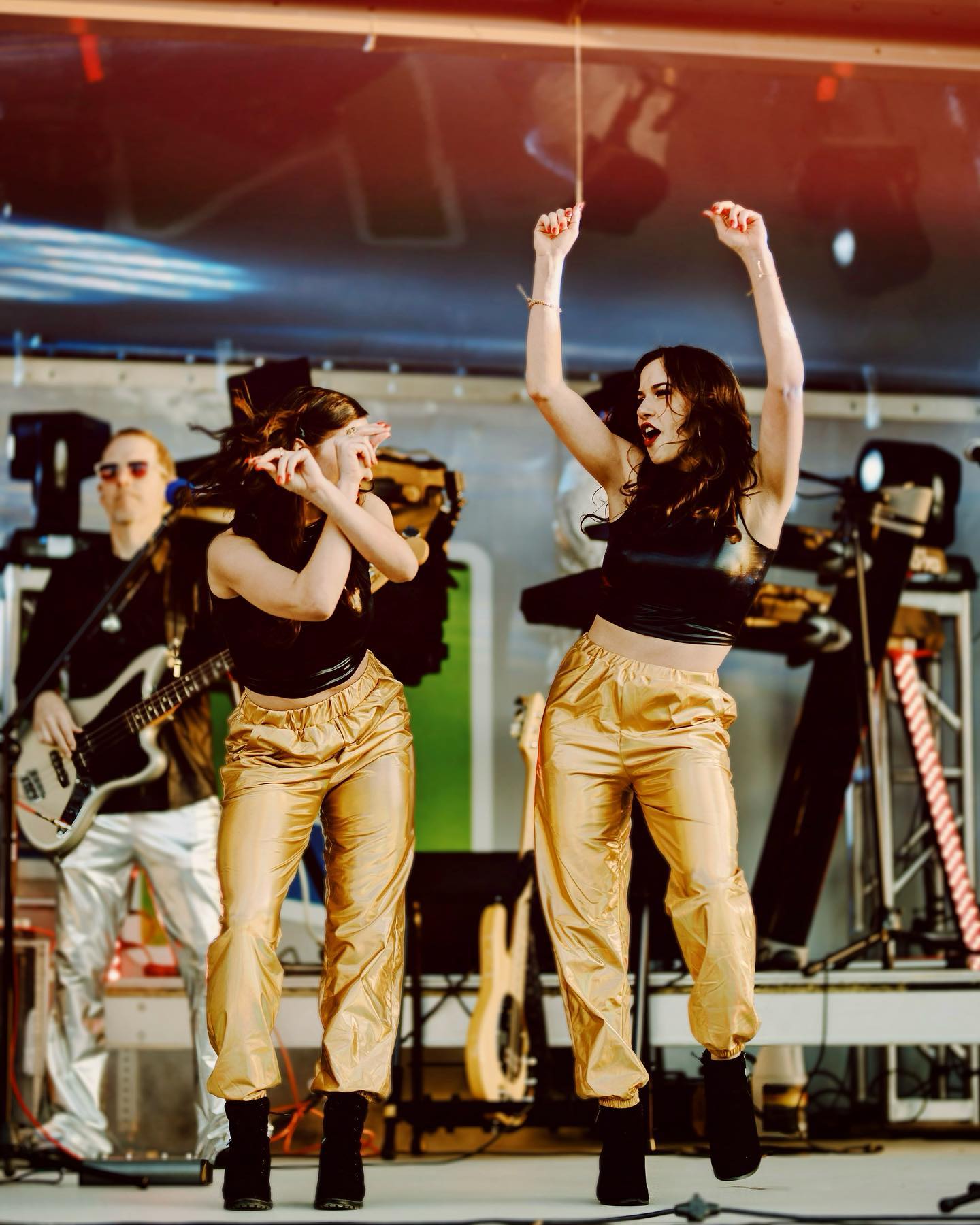 You ever just look over at your twin mid performance & hit the shmoney?!
How's everyone's New Year's resolutions going? Tell us 1 thing you're crushing the game at or 1 thing you've let go but you're gonna get back on track with after reading this caption! ;)
I'll start... I wanted to read more this year & I actually have been :,) also, I wanted to meditate more aaand that hasn't happened as much. But now y'all know so you can bug me about it. "Yo Ron, you meditated today? Ya look like you need to.”
As always, big sunshine love to you & spread that light around! You receive in the humble giving💛