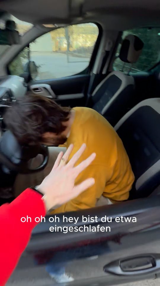 Kurz mal das neue Einschlafalbum gehört… und plötzlich auf dem Parkplatz aufgewacht. 😴🚗
Unser Tipp: Bitte nicht beim Autofahren hören. Wirklich nicht.
#honigkuchenpferde #autofahren #einschlafen #besserschlafen #kinderlieder