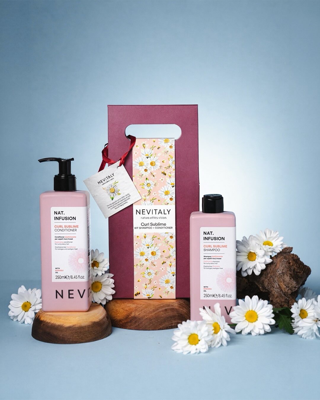 Der Frühling kommt… bist du bereit dafür? 🌸
Feiere die Zeit der Erneuerung und verschenke eine Beauty-Behandlung mit unseren Kits. ✨
Du kannst sie individuell zusammenstellen mit zwei Produkten deiner Wahl aus den Linien Filler Sublime, Curl Sublime oder Hydra Source – ganz nach den Bedürfnissen der Person, die das Geschenk erhält. 💆♀️
Und es kommt noch besser: Das Etikett aus pflanzbarem Papier kann später zu einer wunderschönen Gänseblümchen-Pflanze wachsen. 🌼
Ein besonderes Geschenk, das von Herzen kommt und weiterblüht. 💚
Frag einfach in deinem Lieblingssalon nach deinem Kit!
#Nevitaly #NATInfusion #CurlSublime #FillerSublime #hydrasource