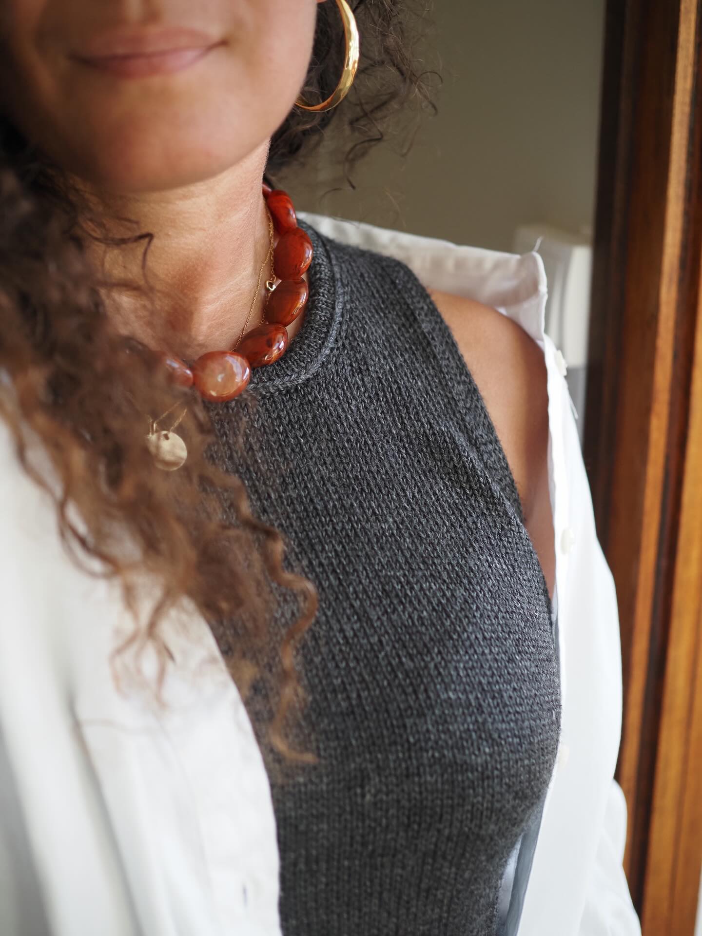 C’est peut-être encore un peu tôt pour sortir en débardeur, mais sous la chemise ils sont parfaits.
Et puis je dirais que c’est même le parfait moment pour les tricoter. 🍹🧃
SANSE se tricote de haut en bas en circulaires avec de jolies finitions comme j’aime. Un bord replié en bas et sur l’encolure. Et des bandes d’emmanchure en double.
Fils . MT @yarnbysimone
🍿 Retrouvez La Fiche tricot en 12 tailles en français et en anglais sur Ravelry et www.AtelierEmilie.com
___________________________________
#atelieremiliedesigns #sansebyae
Tricot Knit knitting tricot