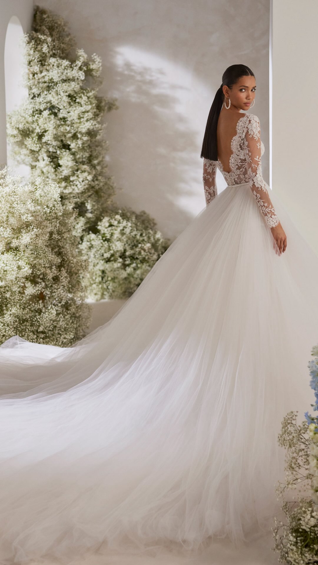 Beautiful Niher by Rosa Clara Couture 🖤
A stunning lace and tulle gown with 2 optional skirt sizes - ballgown (pictured) or A-line 🖤
Available in the boutique now to try 🖤
#laceandtulleballgown #yorkshirebridalboutique #bridalballgown #lacebridalgown #rosaclara