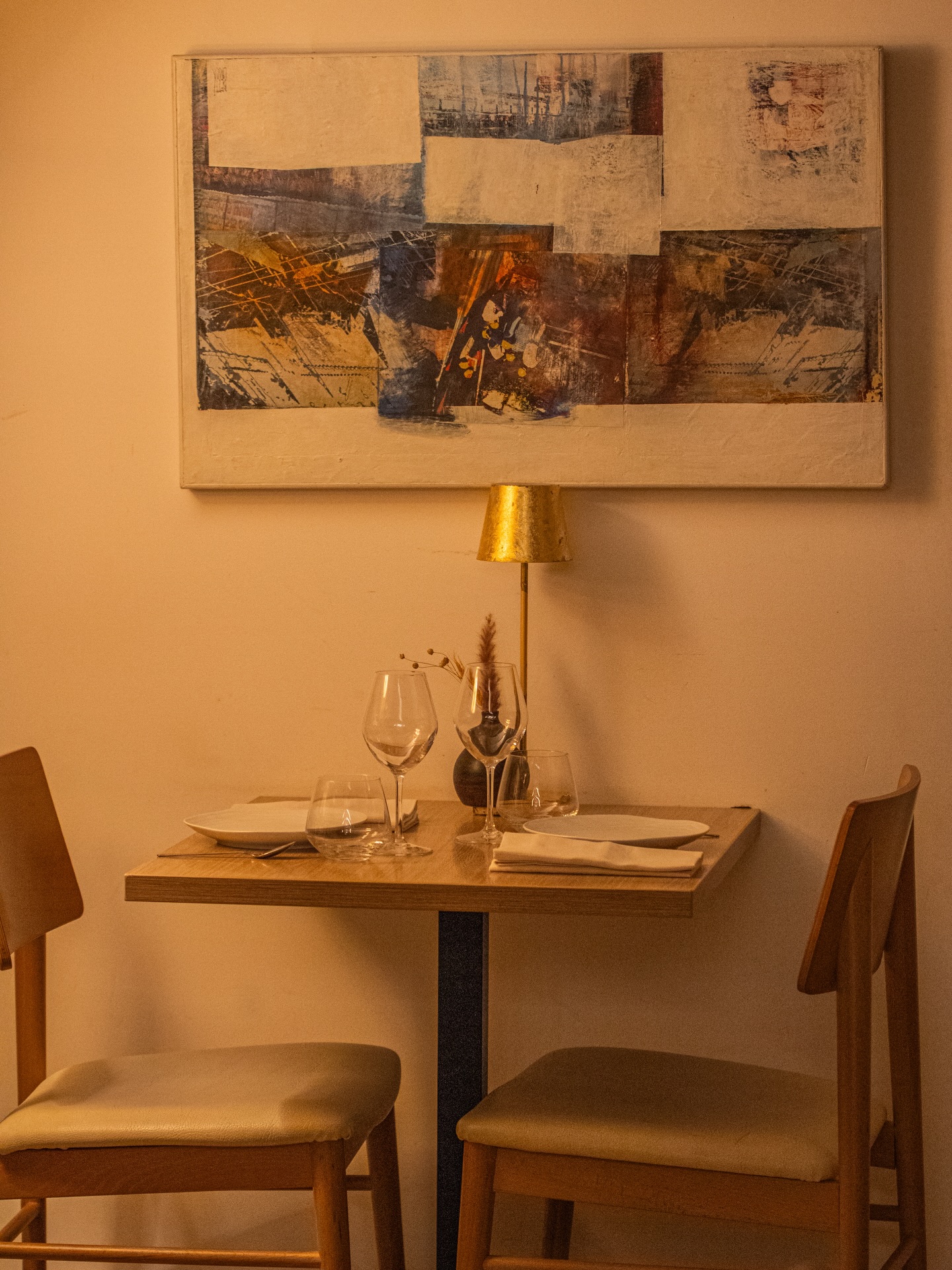 Une lumière tamisée, une ambiance intimiste, le cadre idéal pour un dîner hors du temps 😍
‣ Réservez votre table sur www.larazur.fr