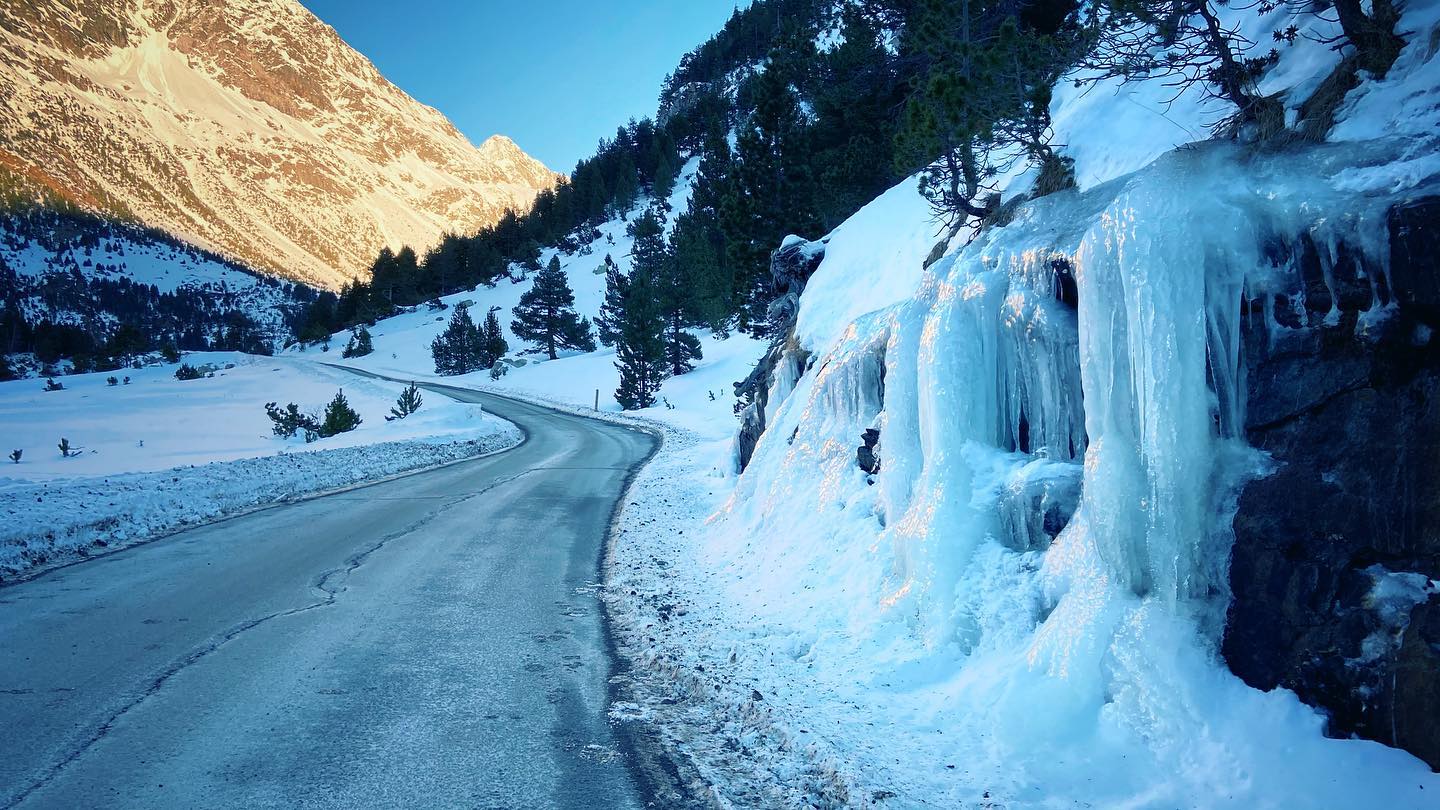 Localizar en sitios espectaculares. #scouting #localizar #rodarpeliculas #gaffer #gafferlife #lighting #nieve #pueblosdemontaña #pirineos #pirineosaragoneses #pirineoscatalanes #daniparri