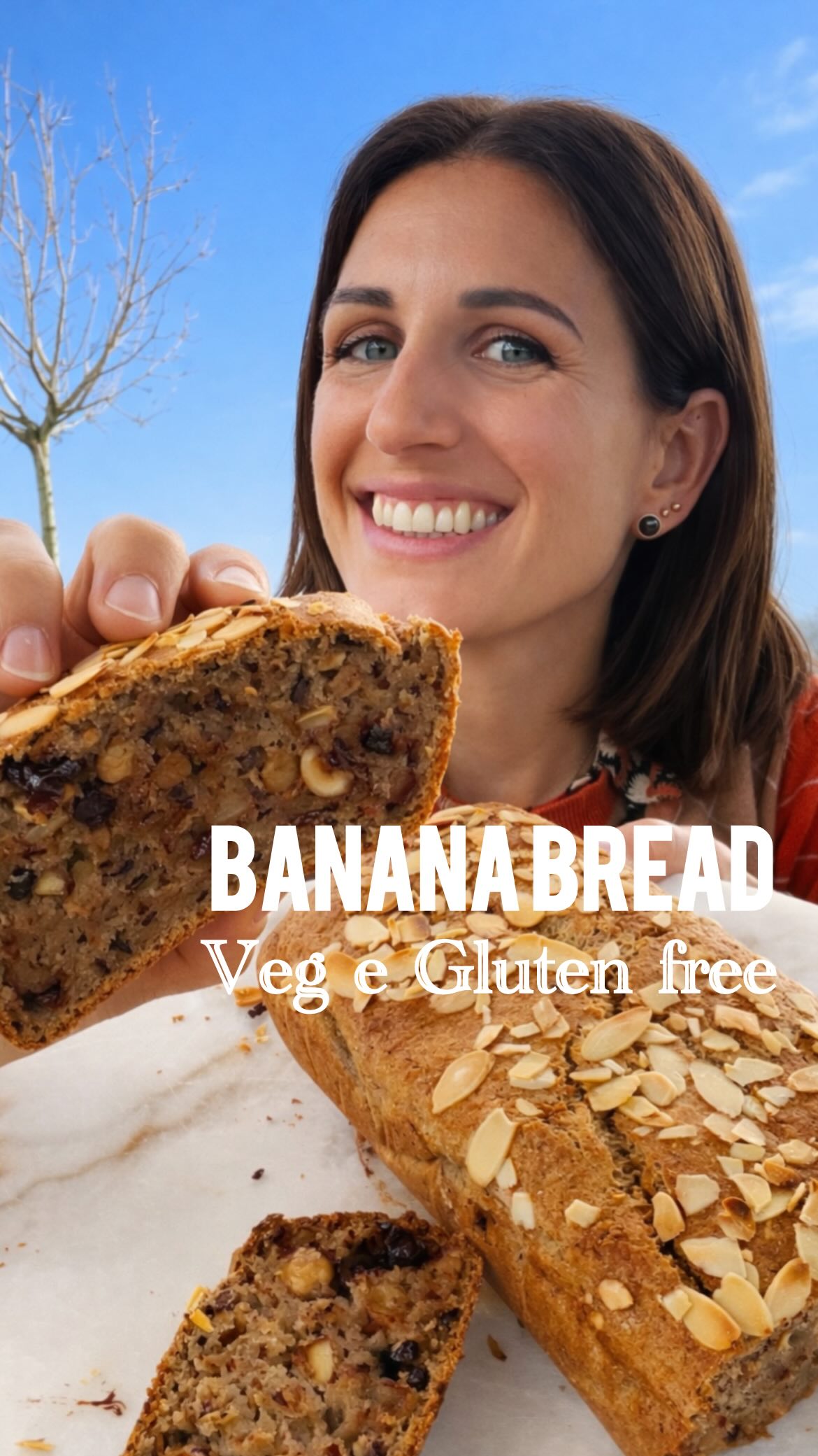 🍌 Banana bread vegan e gluten free soffice e profumato
Morbido, ricco di sapore e naturalmente umido grazie alle banane mature.
La cosa che amo di questa ricetta è l’equilibrio degli ingredienti: farine nutrienti, nocciole croccanti e cioccolato fondente che si scioglie nell’impasto.
⚠️ Se vuoi conoscere tutti i segreti per una lievitazione perfetta anche per lievitati gluten free e quindi senza maglia glutinica, scrivi GLUTEN FREE nei commenti e ti invierò tutte le tips.
Troverai:
- combinazione di farine, amidi e leganti;
- tips su cottura;
- errori da non fare;
- trucchi da conoscere.
✨ Ingredienti:
• 4 banane mature
• 100 g zucchero
• 120 g farina di avena certificata gluten free
• 90 g farina di farro (oppure di riso per versione gluten free)
• 60 g fecola di patate
• 15 g psillio
• 1 bustina di lievito per dolci
• 40 g nocciole
• 90 ml acquafaba (oppure 2 uova intere)
• 4 g cannella
• 70 g cioccolato fondente a pezzi
1️⃣ Schiaccia le banane mature in una ciotola.
2️⃣ Aggiungi zucchero e acquafaba e mescola bene.
3️⃣ Unisci farina di avena, farina di farro (o di riso), fecola, psillio, cannella e lievito.
4️⃣ Mescola fino ad ottenere un impasto omogeneo.
5️⃣ Aggiungi nocciole tritate e cioccolato fondente a pezzi.
6️⃣ Versa in uno stampo da plumcake rivestito con carta forno.
🔥 Cottura:
175°C per 50–55 minuti.
Lascia raffreddare prima di tagliarlo: diventerà ancora più soffice e profumato.
#bananabread #ricettesane #cucinavegana
#valigiainfarinata
#backinspiratiοns
banana bread ricetta, banana bread soffice, ricetta banana bread facile, dolci con banane mature, banana bread vegan, banana bread gluten free, ricette sane