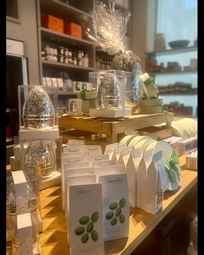 Det ikoniske sølvegget er en elsket påsketradisjon og en vårgave, fylt med hånddekorerte, økologiske sjokoladeegg i vakre farger og med herlig fyll. Juvelér Carl Fabergés kunstneriske påskeegg har inspirert årets girlandere.
Kom innom og sikre deg ditt påskeegg.