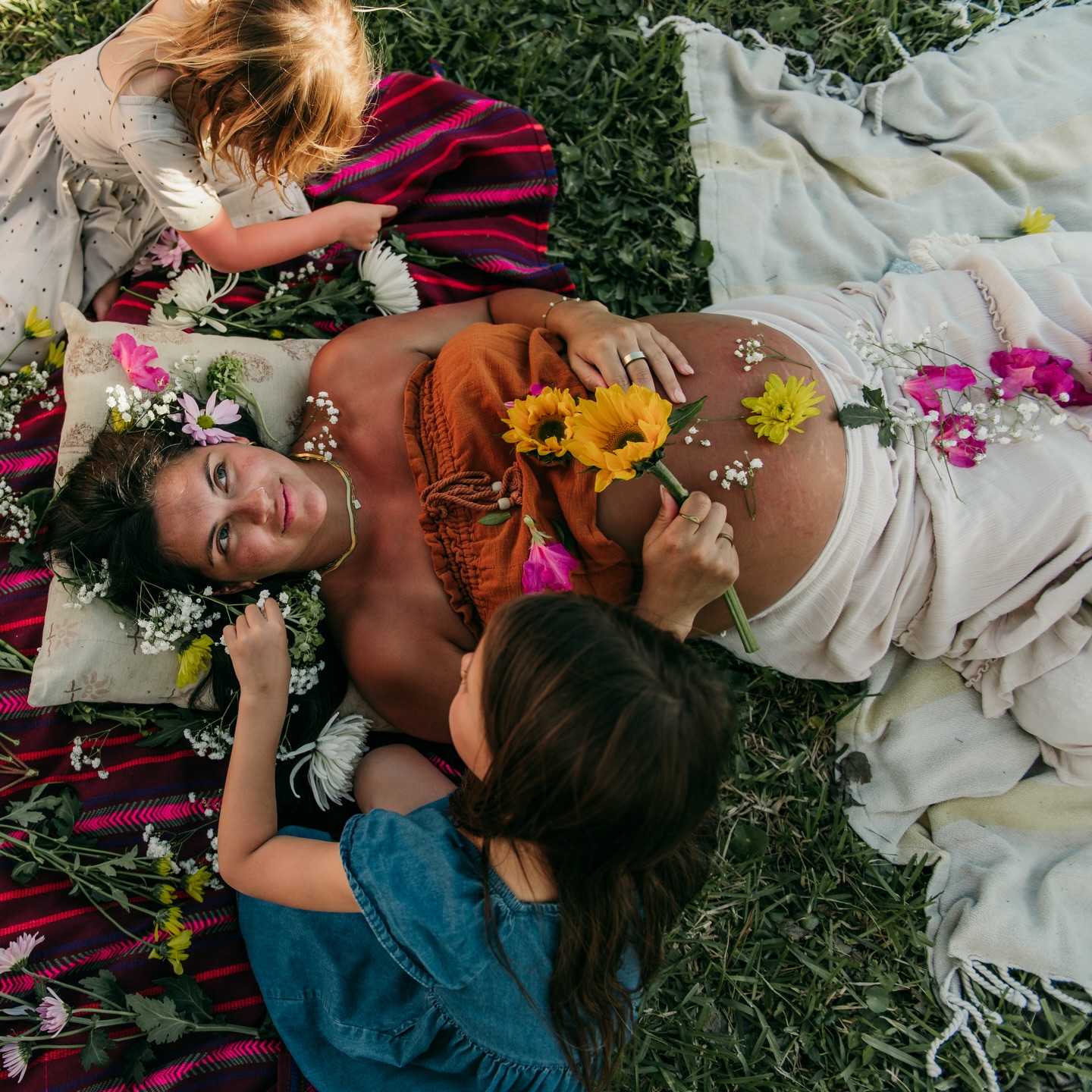 Some cultures celebrate babies.
Some celebrate gifts.
But a Mother Blessing celebrates the woman becoming a mother. ✨
While baby showers often focus on what the baby will need, a mother blessing centers the mother — her strength, her transition, her story, and the community surrounding her as she prepares to give birth.
Because the truth is:
A baby is being born…
but so is a mother.
In a mother blessing, we slow down. We speak life over her. Through prayer, touch, love and laughter the mother is held and seen. We remind her she is supported, capable, and deeply held as she steps into this powerful transformation.
Both baby and mother deserve to be celebrated. 💛
If you had a blessingway, what was your favorite part of it? Share in the comments so we can help share the importance of this tradition!
📸 @foreverleephotography