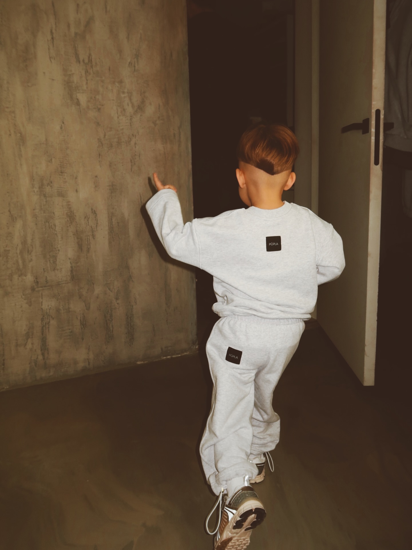 PÙPLA MINI – tai mūsų zero waste projektas, gimęs iš noro panaudoti kiekvieną medžiagos centimetrą atsakingai. Kurdami suaugusiųjų drabužius, iš atraižų ir likučių sukuriame vienetinius vaikiškus rūbus – tiek, kiek leidžia medžiaga 🙂↔️
Kiekvienas PÙPLA MINI drabužis yra unikalus, pasiūtas iš likusios medžiagos dalies, todėl dydžiai ir kiekiai riboti – siūlome tik tuos, kuriuos mums pavyksta sukirpti. Dėl to šių drabužių negalima užsisakyti pagal pageidaujamą dydį, o didesnių dydžių nesiuvame, nes jie paprasčiausiai netelpa į atraižas 🫢
Tai maži drabužiai su didele idėja – kad grožis gali gimti iš atsakomybės, o tvarumas gali būti žaismingas, kūrybiškas ir šiltas.
PÙPLA MINI – kai kiekvienas siūlas turi prasmę!