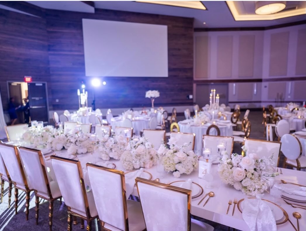 White wedding decor by @asils.occasions #luxurychair #eventrentalsatl #chairrentalsatlanta #partyrentalsatl #georgiaeventplanner