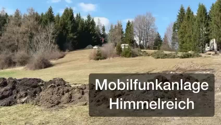 Mehr Empfang für Kirchham!
Der Ausbau der Mobilfunkinfrastruktur geht weiter: In unserer Gemeinde entstehen derzeit zwei neue Mobilfunkmasten an den Standorten Himmelreich und Krottendorf.
Aktuell sind die Bereiche noch Baustellen, weshalb die Anlagen momentan natürlich sehr sichtbar sind. Nach der Fertigstellung werden sich die Masten jedoch deutlich besser in die Umgebung einfügen.
Eine gute Mobilfunkversorgung ist heute ein wichtiger Standortfaktor – für unsere Betriebe, für Homeoffice, für Sicherheit und für den Alltag der Menschen. Mit den neuen Anlagen wird die Netzabdeckung und Gesprächsqualität in Kirchham weiter verbessert.
Der Ausbau moderner Infrastruktur ist ein wichtiger Baustein, damit sich unsere Gemeinde auch in Zukunft positiv weiterentwickeln kann.
📍 Standorte: Himmelreich & Krottendorf
📶 Ein weiterer Schritt für ein modernes Kirchham.
