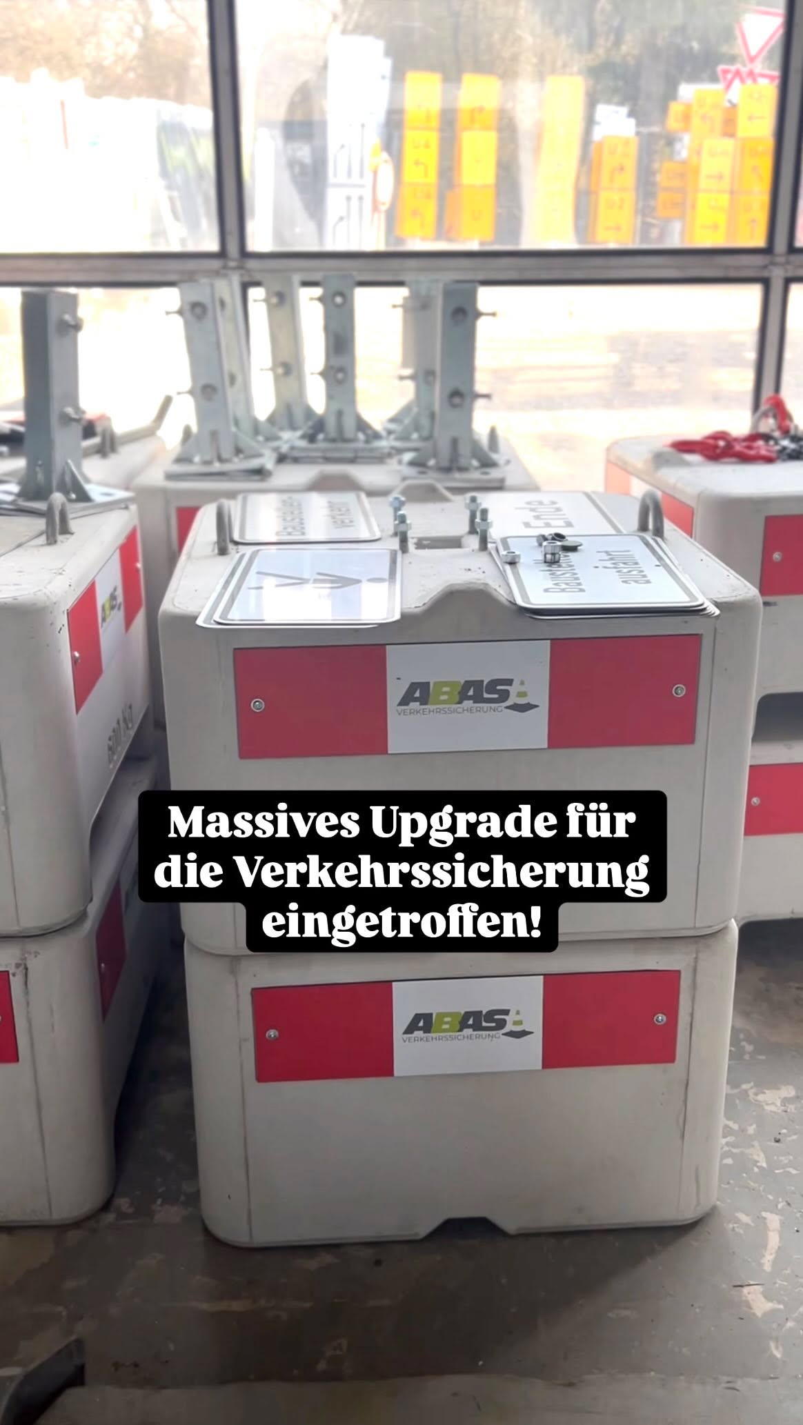 Proudly presents: Das sind unsere Schwergewichtschampions auf Frankfurts Straßen und Umgebung!
Unsere neuen Betonfüße sind die wahren Türsteher der Baustelle: Massiv, unbestechlich und sie bewegen sich keinen Millimeter, wenn der Wind mal wieder durch die Häuserschluchten pfeift.
Während andere noch wackeln, stehen unsere Signalanlagen dank dieser Broken felsenfest. Alles für eure Sicherheit (und unsere Nerven bei Sturm)! 😜
Was schätzt ihr, wie viele „Frankfurter Kranzkalorien“ (in Kilogramm) so ein Kollege auf die Waage bringt? Schreibt eure Schätzung in die Kommentare!
#abasverkehr #frankfurtcity #betonfüße #verkehrssicherung #ffm