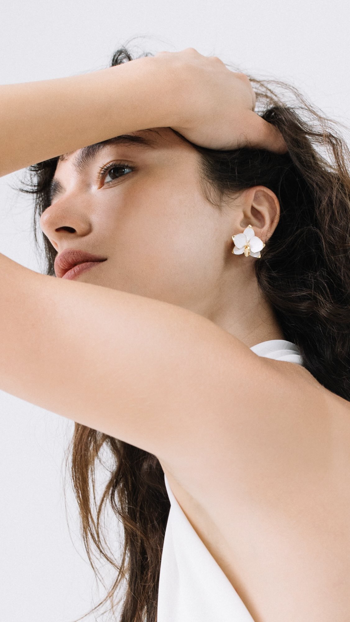 Quiet drama. Cataleya earrings. Sculptural, sensual, and made to be noticed.
Small batches only. Available now on neamilano.com