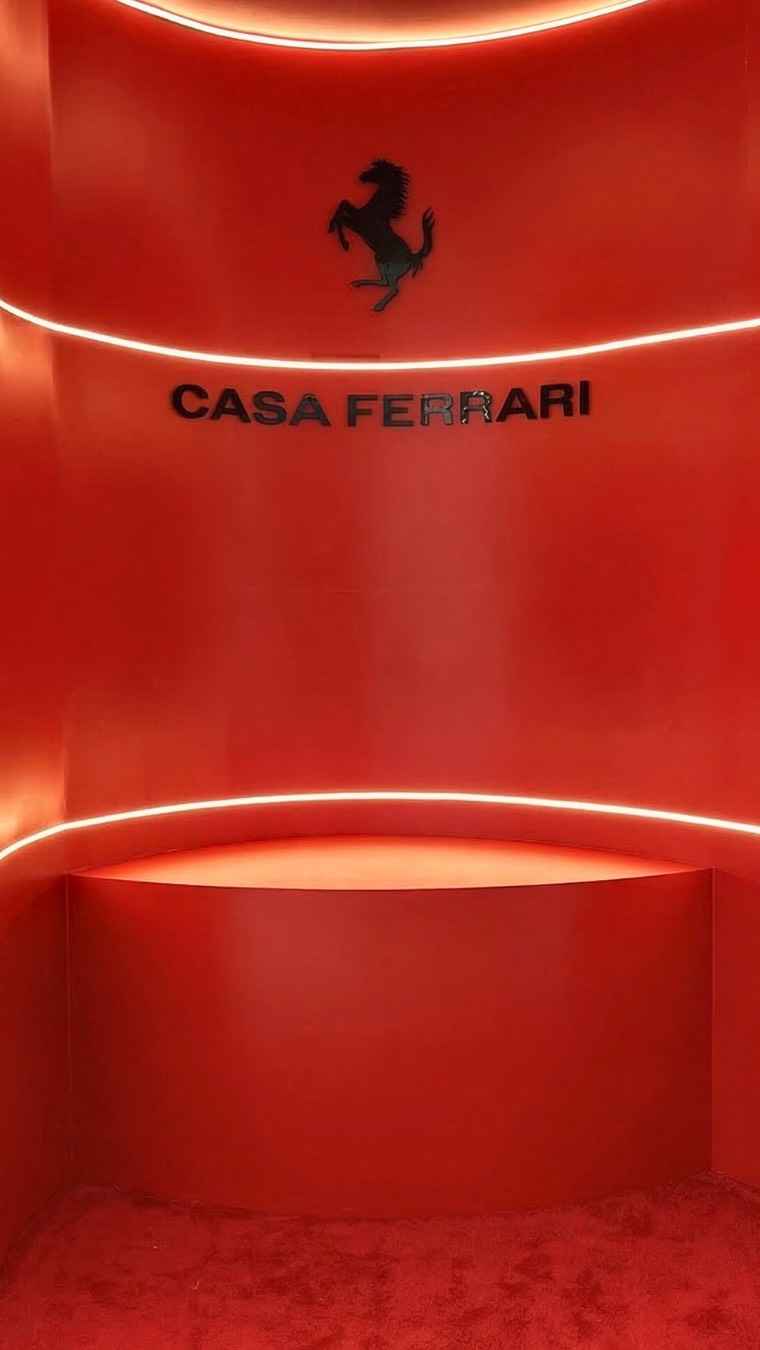 Onde a F1 encontra a Amalfi Coast. 🌊🏎️
Esqueça o ruído dos motores por um segundo. Entre na Casa Ferrari em Melbourne.
Aqui, o tempo desacelera. Entre tons de branco gesso, madeira natural e o icônico Rosso Corsa, a Ferrari recriou um refúgio mediterrâneo no coração do GP da Austrália.
✨ Destaques da Experiência:
- La Pizzeria: gastronomia de raiz em pleno circuito.
- Espresso Ritual: o domínio técnico da La Marzocco & Mazzer.
- Heritage & Art: a curadoria de “The Talisman of Happiness” e a arte automotiva minimalista.
Isso é o que chamamos de High-Octane Hospitality. Onde a precisão da engenharia encontra a leveza do verão europeu.
#LuxHNWI #FerrariLifestyle #MercadoDeLuxo #QuietLuxuryBrasil #F1