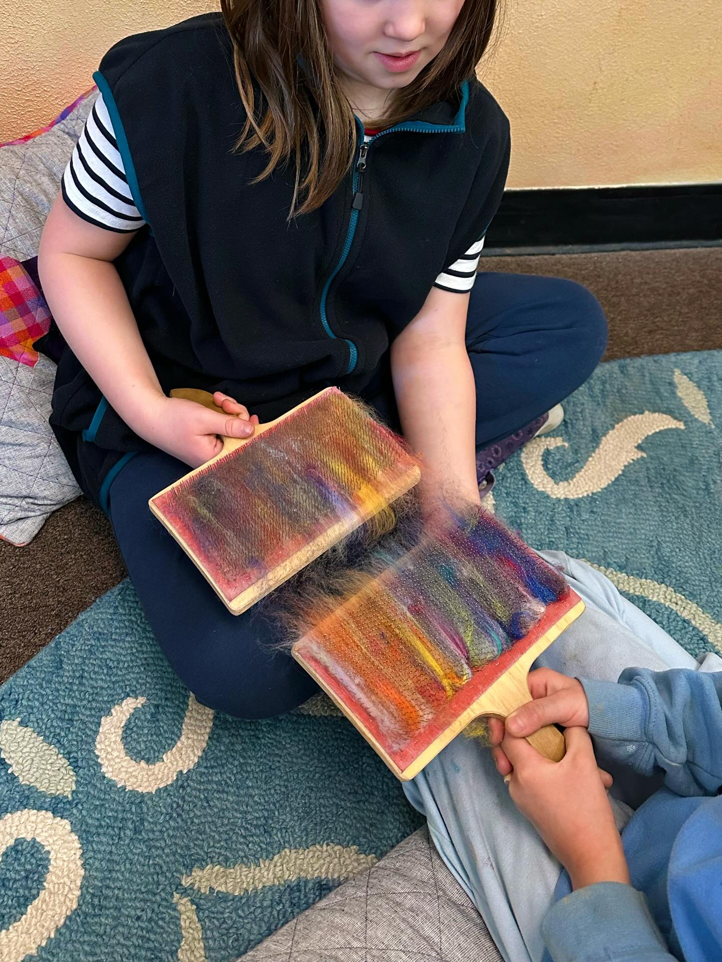 🐑🦙🧶 Third graders carded sheep and alpaca wool, then learned to use a spindle to spin various fibers, such as wool and silk, into yarn. They took great pride in their first ball of handmade-hand dyed yarn! Next step is learning to weave with the yarn they make! 🧵
Photo credit: Adel K.
#ECS #eastsidecommunityschool #waldorf #phonefree #gradethree