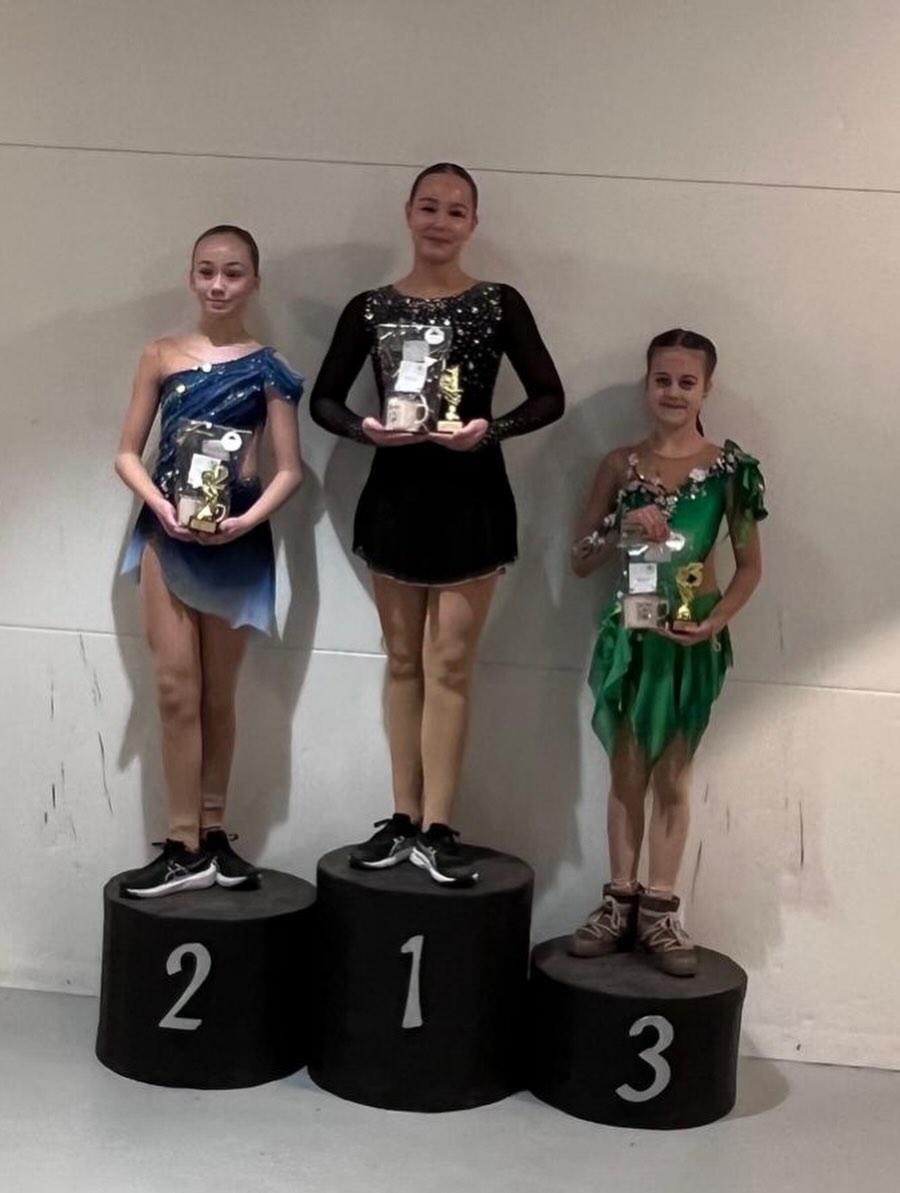 Under helgen deltog klubben på hela 4 tävlingar. Först ut: Ätla Cup 🏆
Tävlande var:
U13
Chloe WINSTRÖM - Grattis till en 🥈🙌🏻
Jovana JANKOVIC
Junior damer
Angela NORIN
Junior pojkar U16
Elton LUNDSTRÖM
U16 flickor
Nikki SAADATFAR
Bra jobbat till alla åkare för hårt arbete, kämpaglöd och fina program! 🌟