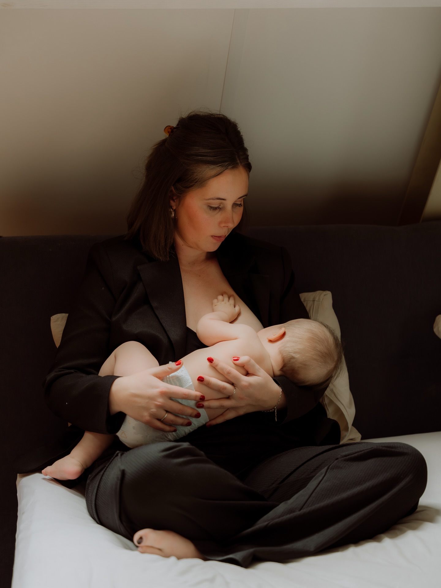 Borstvoeding, het lijkt soms zo vanzelfsprekend maar dat is het lang niet altijd. Voor veel mama’s is het proberen, zoeken, volhouden en ook loslaten.
Juist daarom zijn deze momenten zo bijzonder. Even samen in jullie eigen wereld. En ik ben blij dat het mij gegund was, maar verdrietig geweest dat het zo snel klaar was. En zo jammer dat ik dat moment niet heb vastgelegd. Want komt er nóg wel een keer dat ik borstvoeding mag geven?
Lieve mama’s; leg het vast! Al is het niet door mij of een collega fotograaf, dan met je telefoon. Want het is zo waardevol om erop terug te kijken 🤍
#contentstudiomarije #studiiomar #motherhood #motherhoodshoot #breastfeeding borstvoeding borstvoedingshoot fotograafgezocht