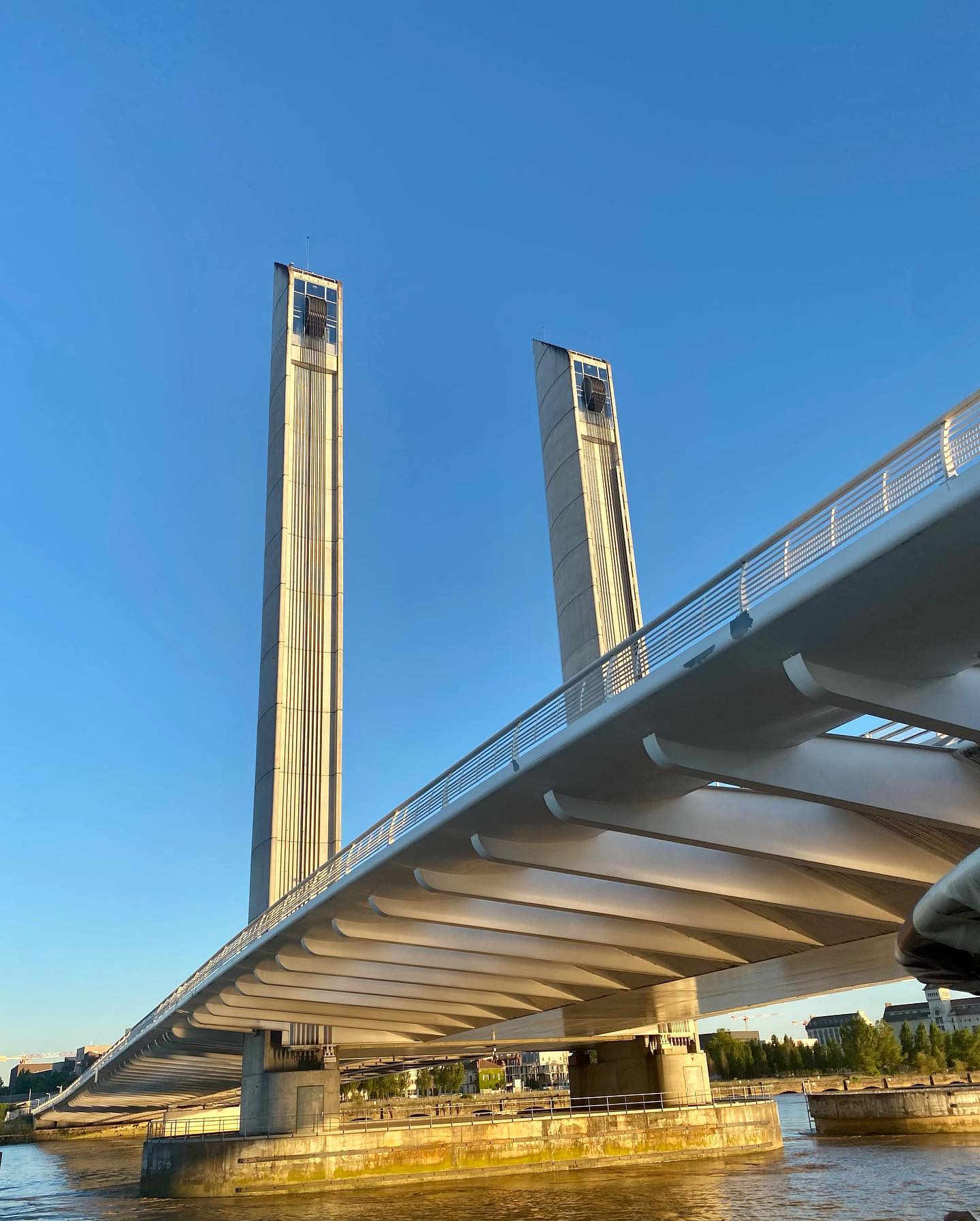 Pont Jaques Chaban- Delmas is Bordeaux’s modern lift bridge. This is the tallest lift bridge in France & in Europe, lifting 77 meters high. The bridge is illuminated at night blue & green representing high & low tides respectively. Locals refer to it as the Ba-Ba bridge referencing the two neighborhoods on either side of the bridge. #pontchabandelmas #bordeaux #bordeauxmaville #france #liftbridge #bridge #verticalliftbridge #pont #comevisit #mybordeauxtours